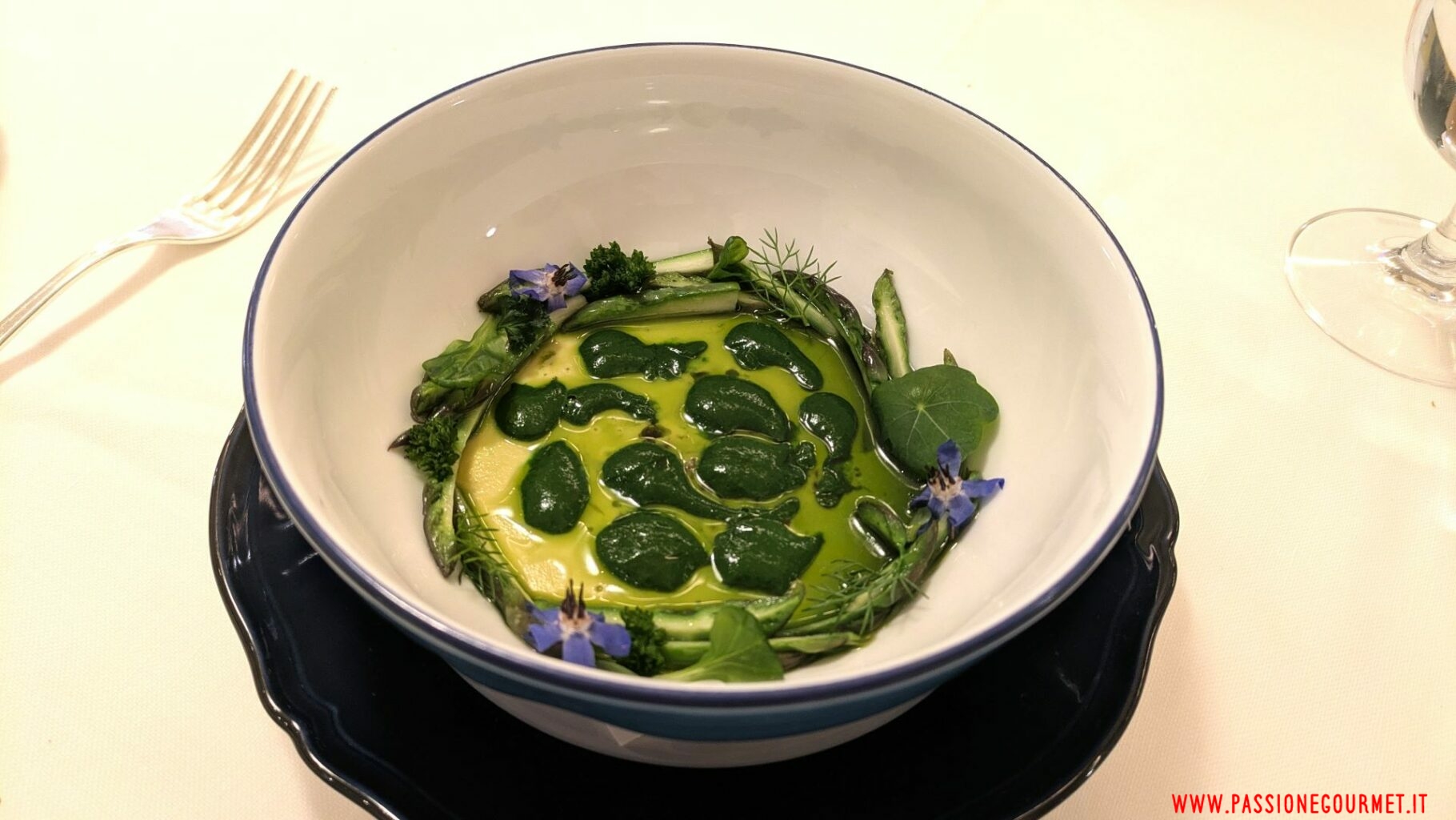 Royale di asparagi, chawanmushi di asparagi, spugnole ed erbe aromatiche del ristorante Cavallino.