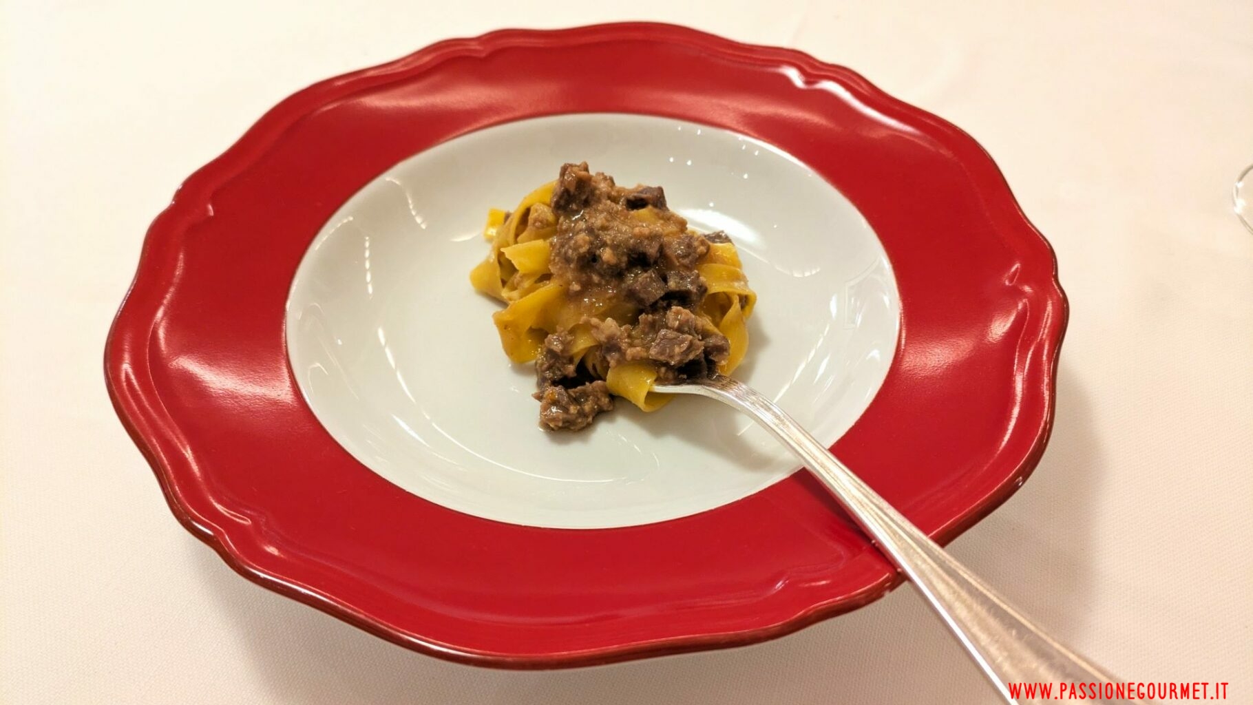 Tagliatelle al ragù battuto al coltello.