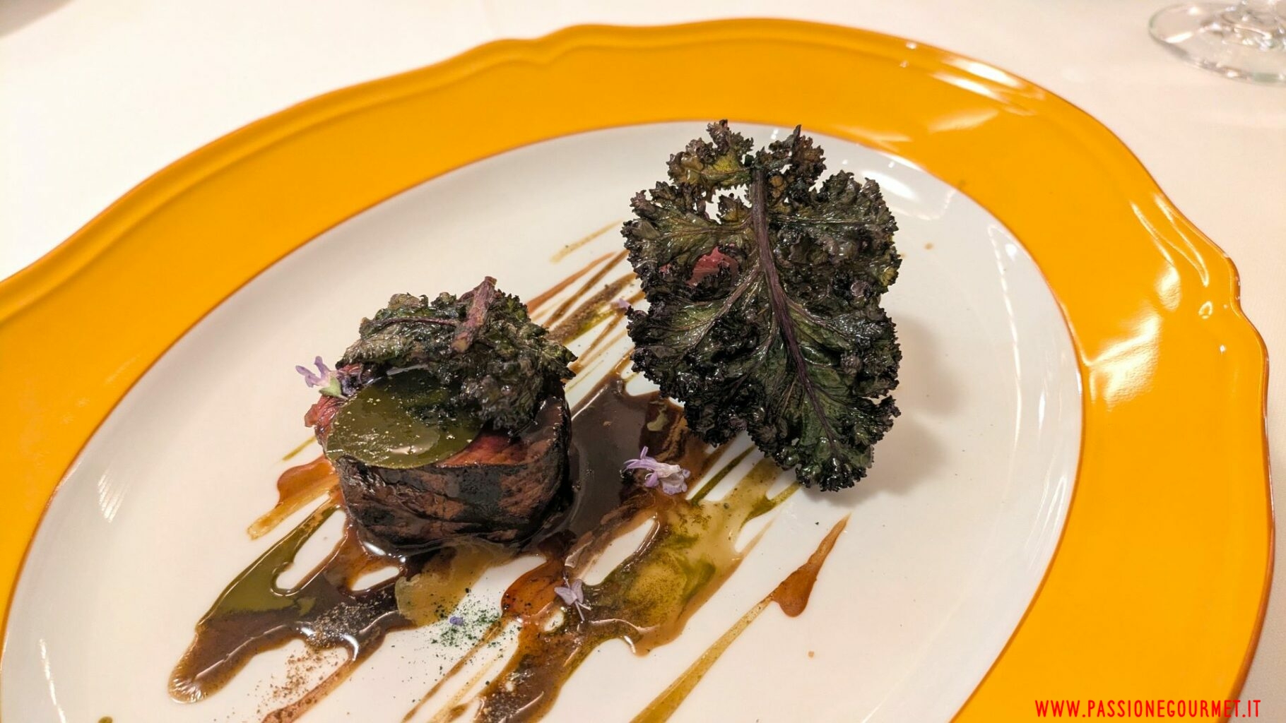 Cervo alla mediterranea, marinato e affumicato al mirto, emulsione di oliva verde e origano, fondo di colatura di alici e ginepro del ristorante Cavallino.