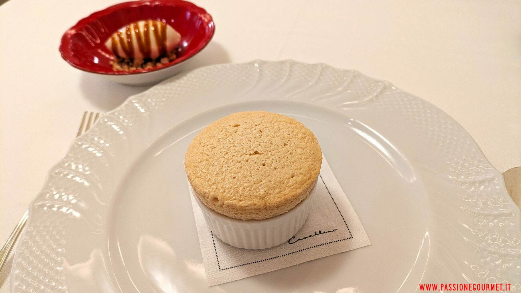 Soufflè al caramello salato, gelato all'arachide e concentrato di mandarino del ristorante Cavallino.