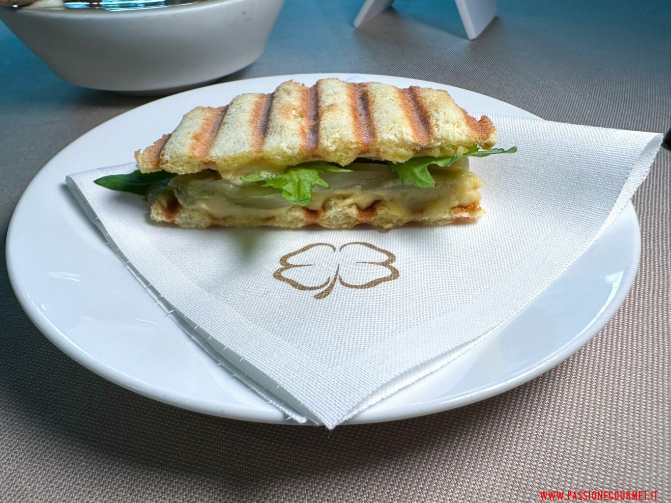 Toast, gamberi e pompelmo.