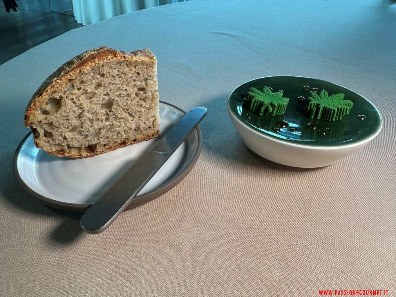 Secondo servizio di pane con crema di canapa del ristorante Mudec.