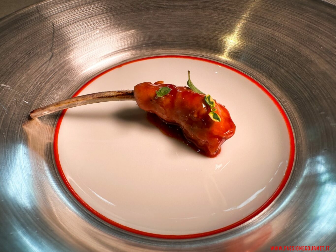 Costoletta di agnello glassata con salsa BBQ del ristorante Mudec.