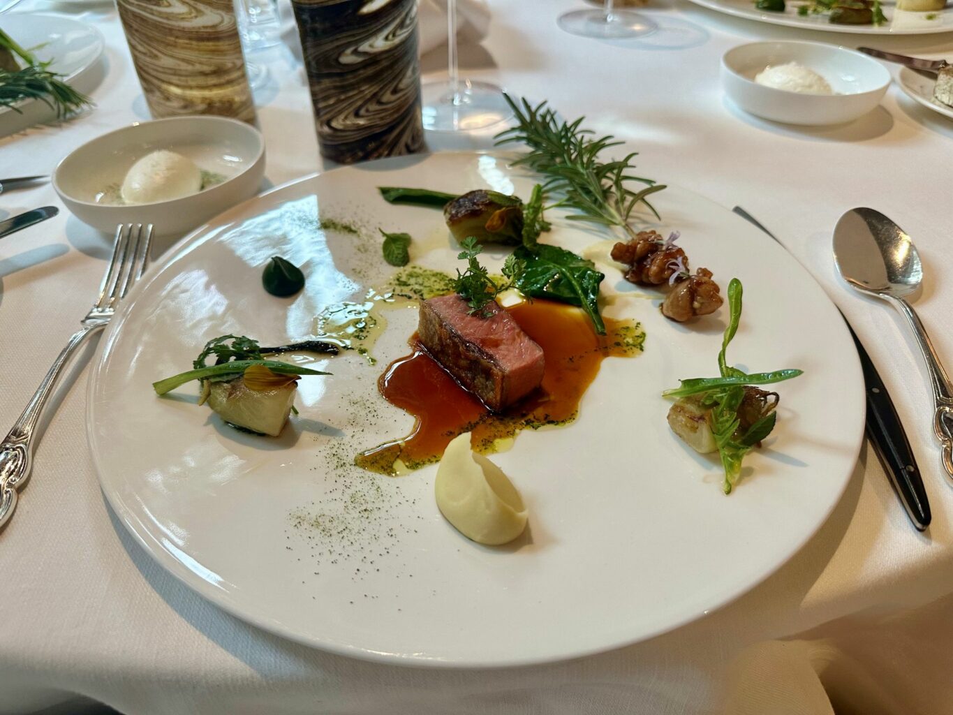 Agnello di alpago, puntarelle, erbe di laguna e animelle al rosmarino