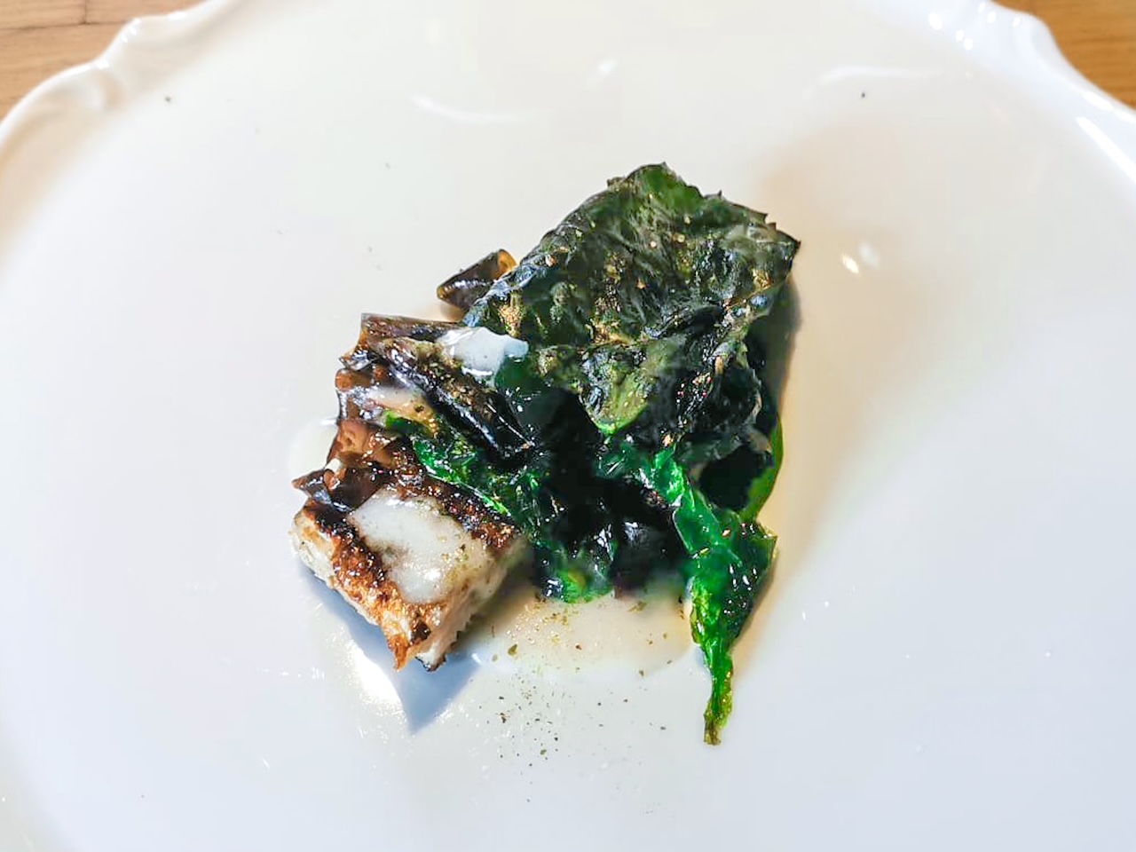 Anguilla, cavolo nero, alghe alla brace e rafano.
