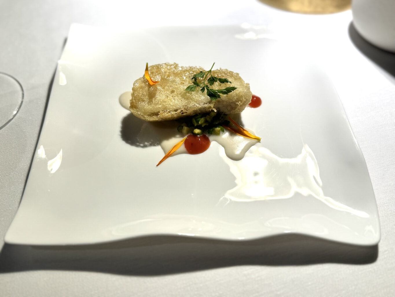 Anguilla, asparagi, ananas, kombu e lime del ristorante magnolia