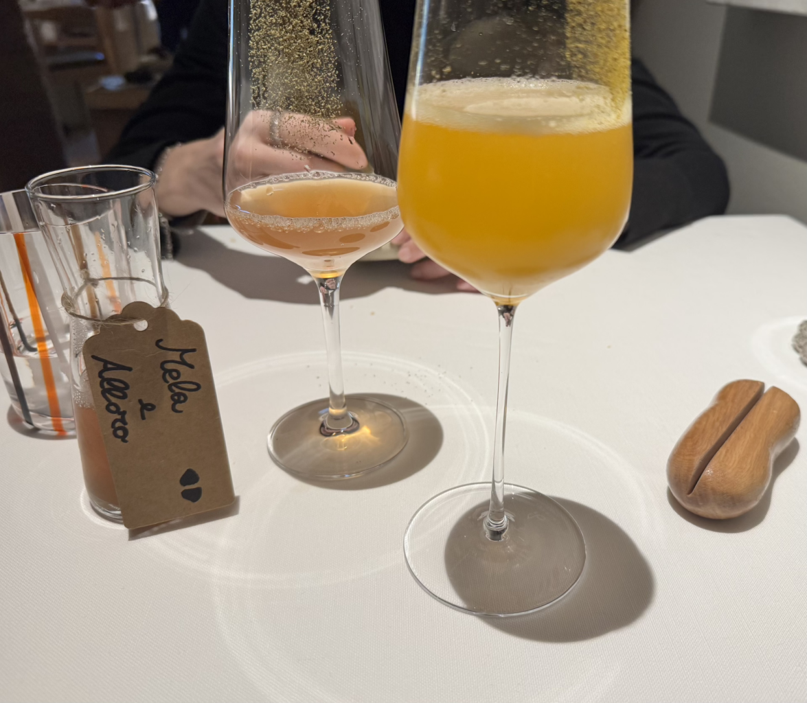 Aperitivo con champagne miscelato con agrumi (alcolico) e succo di mela e alloro (analcolico) da Abocar Due Cucine