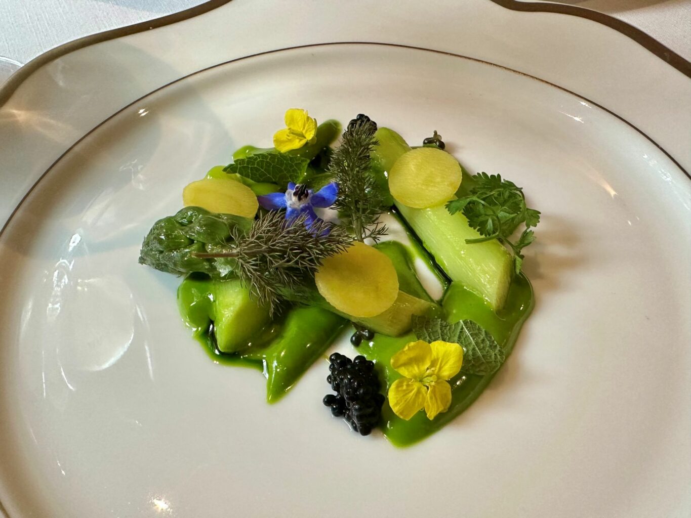 Asparagi, bernese al prezzemolo, caviale del ristorante Glam