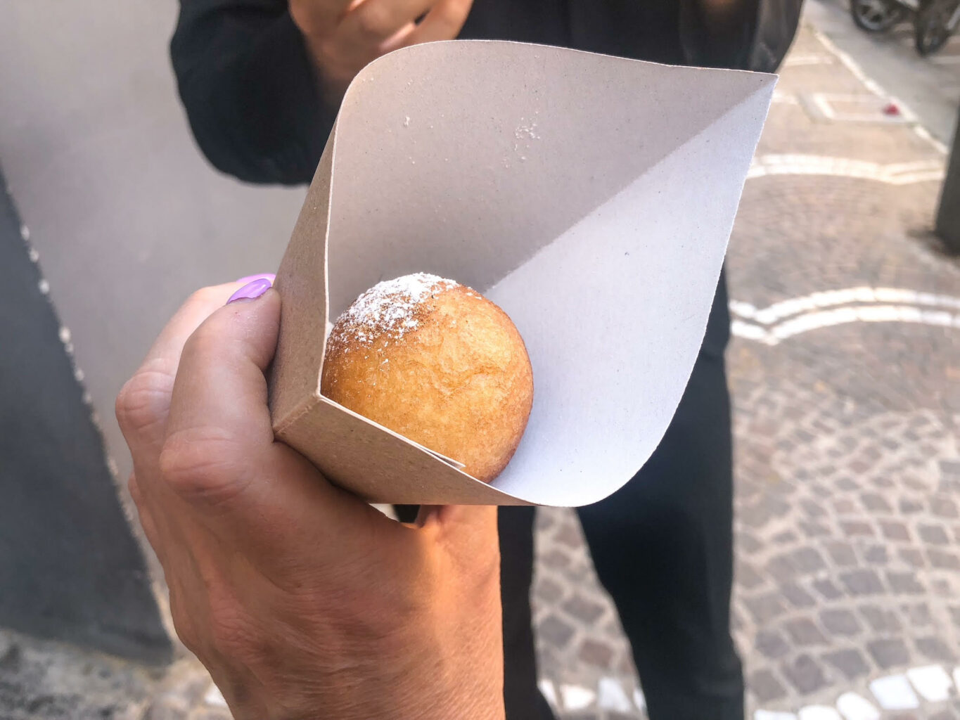Bignè fritti consegnati in strada come viatico finale del ristorante Piazzetta Milù
