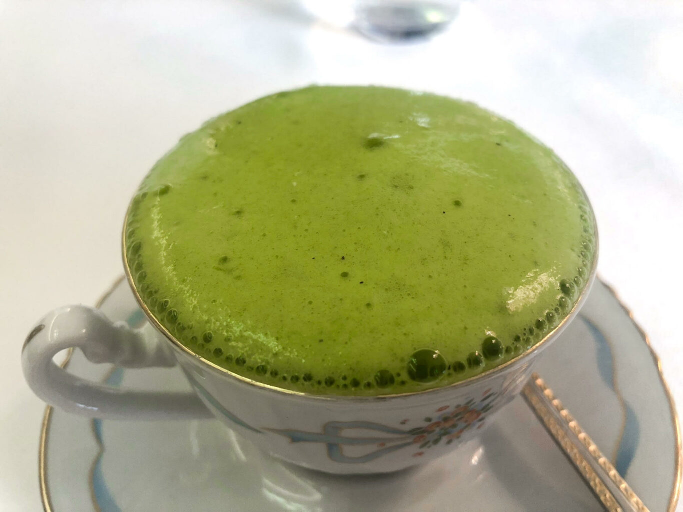 Cappuccino di fave e pancetta, salsa con fave e brodo di prosciutto crudo, spuma con acqua di menta.