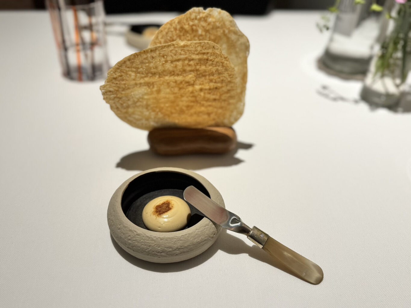 Cialda di Tapioca e Soyotta (golosa salsa a base di scalogno e soia).