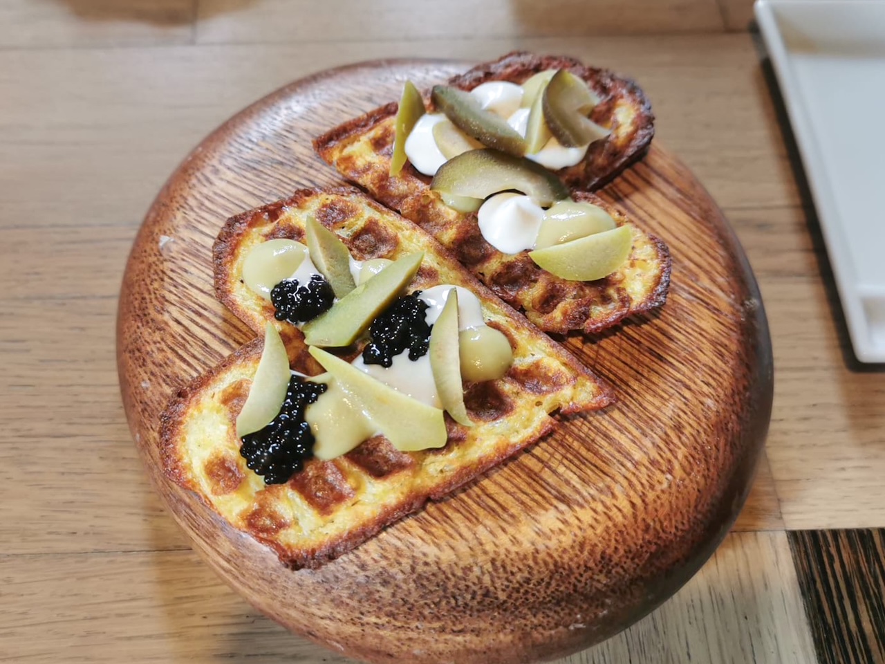 Cialda di patate con acciuga, olive e caviale de Il Piastrino.