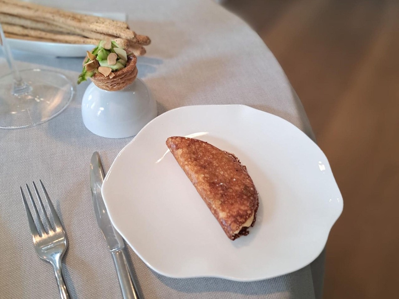 Crespella con i ceci ripiena di asparagina e vol au vent ripieno di “buccia” di asparagi e curry.