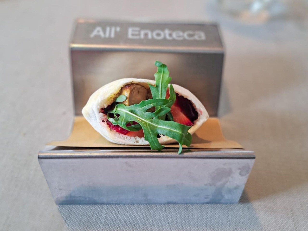Panino di fegato grasso, fragole e rucola del ristorante All'Enoteca.