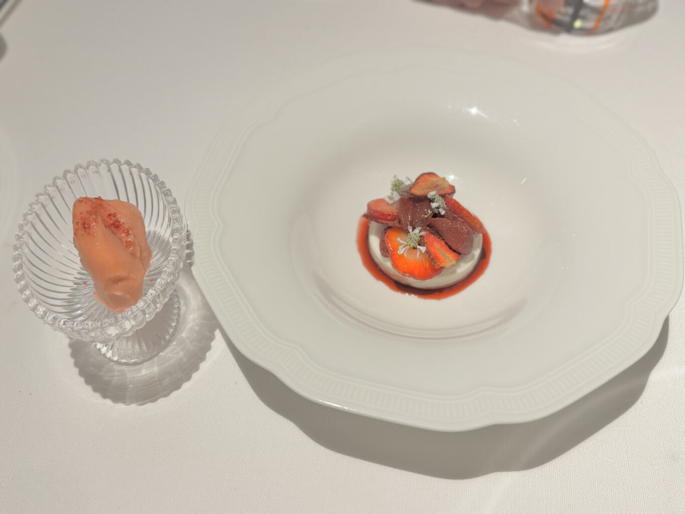 Mais bianco, fragole e pepe rosa.