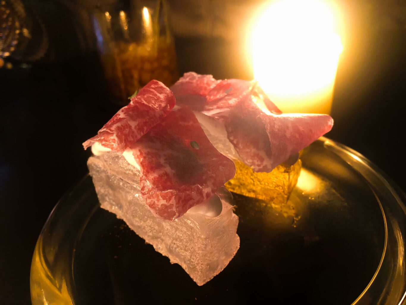 Pane di cristallo con panna acida allo zenzero, anice stellato, manzo di Kobe affumicato del ristorante Piazzetta Milù