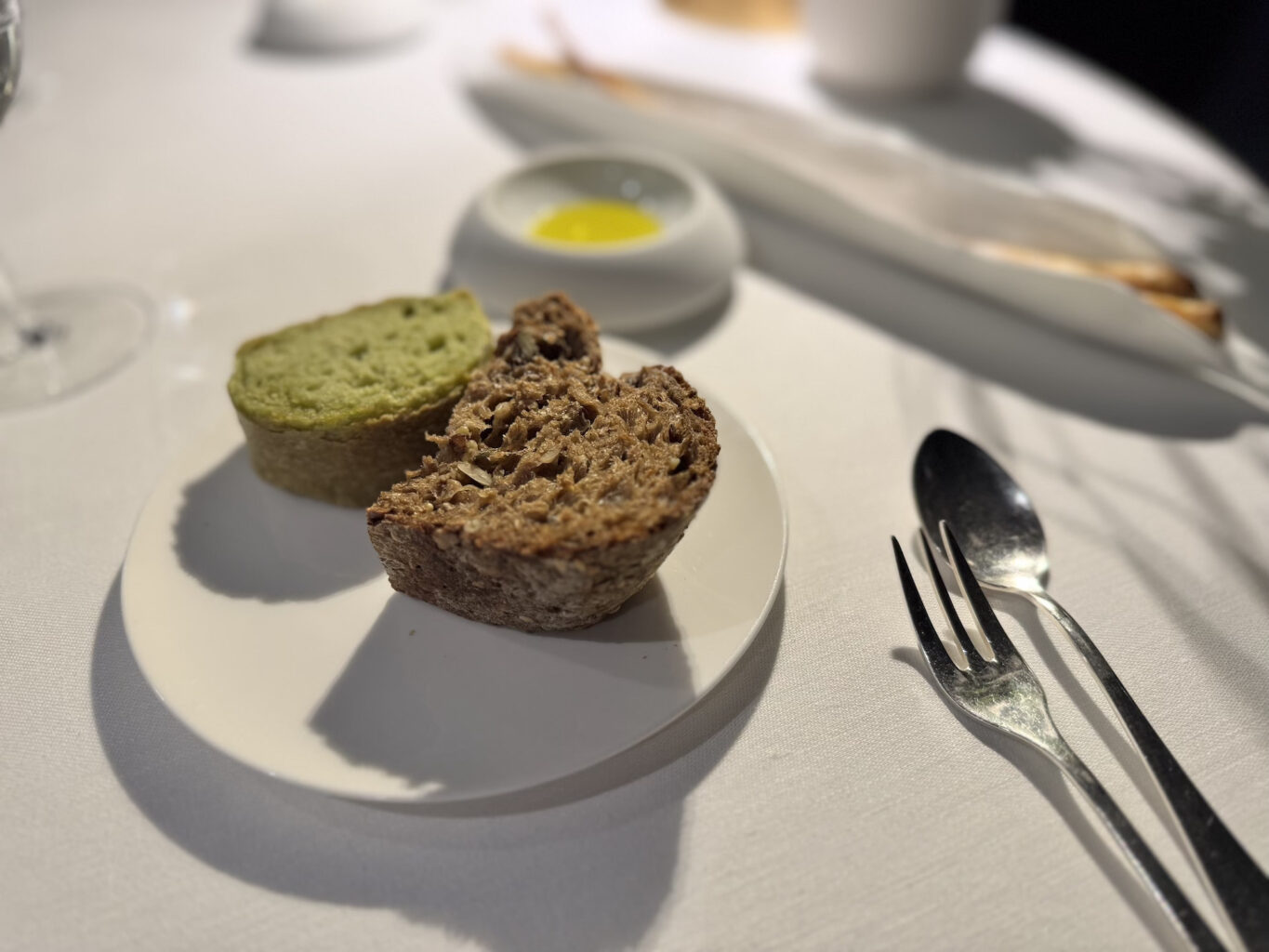 …e dei lievitati, nei quali scegliamo il pane alle alghe e il pane nero (integrale ai cereali).