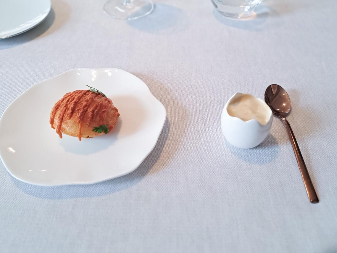 Tuorlo dell’uovo marinato, panino soffiato di pollo alla cacciatora del ristorante All'Enoteca.