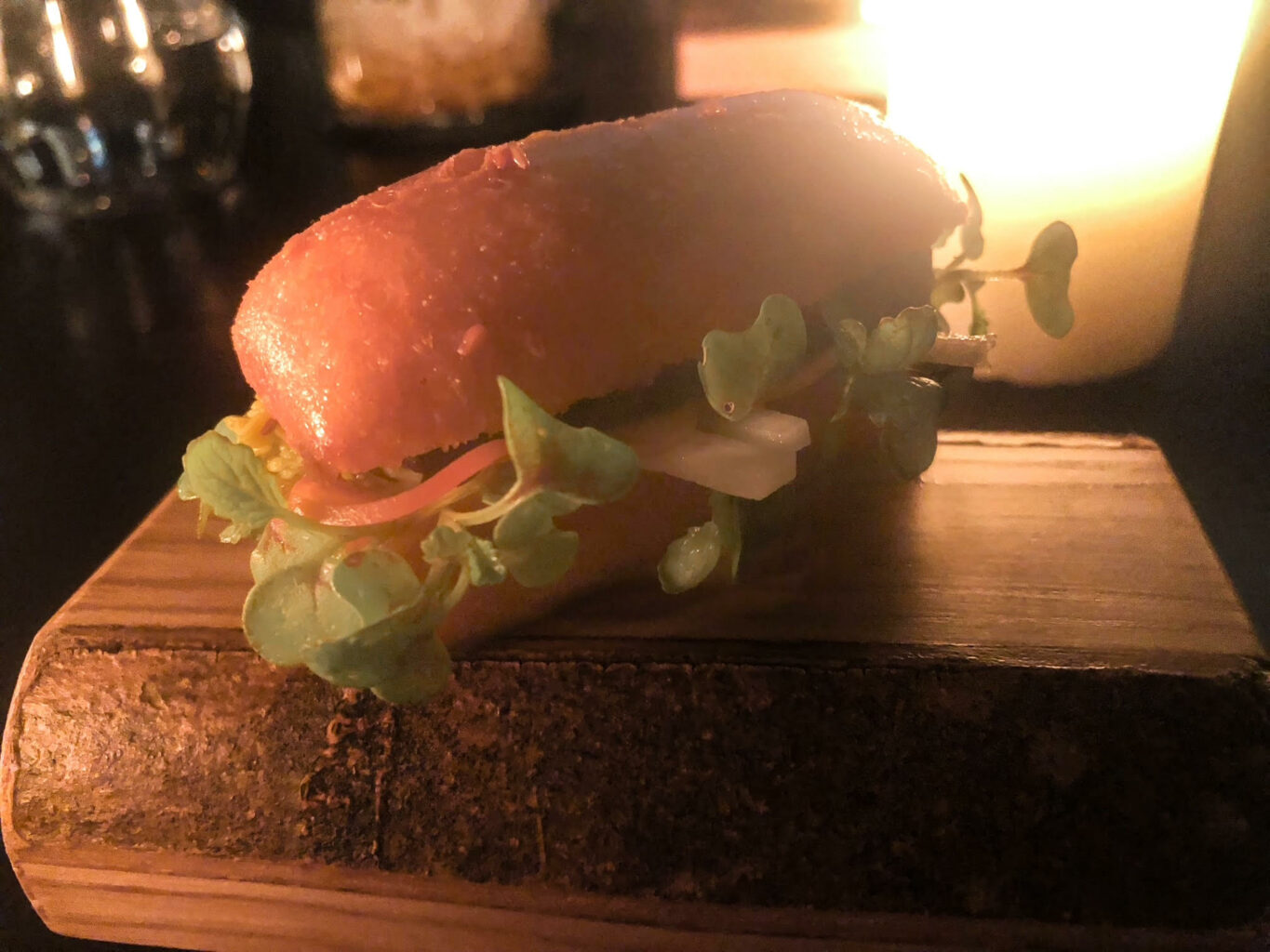 Banh Mi lu ( panino vietnamita)cotto al vapore, fritto con sesamo, cime di broccoli fermentati, germogli di senape, daikon, fungo Portobello glassato.