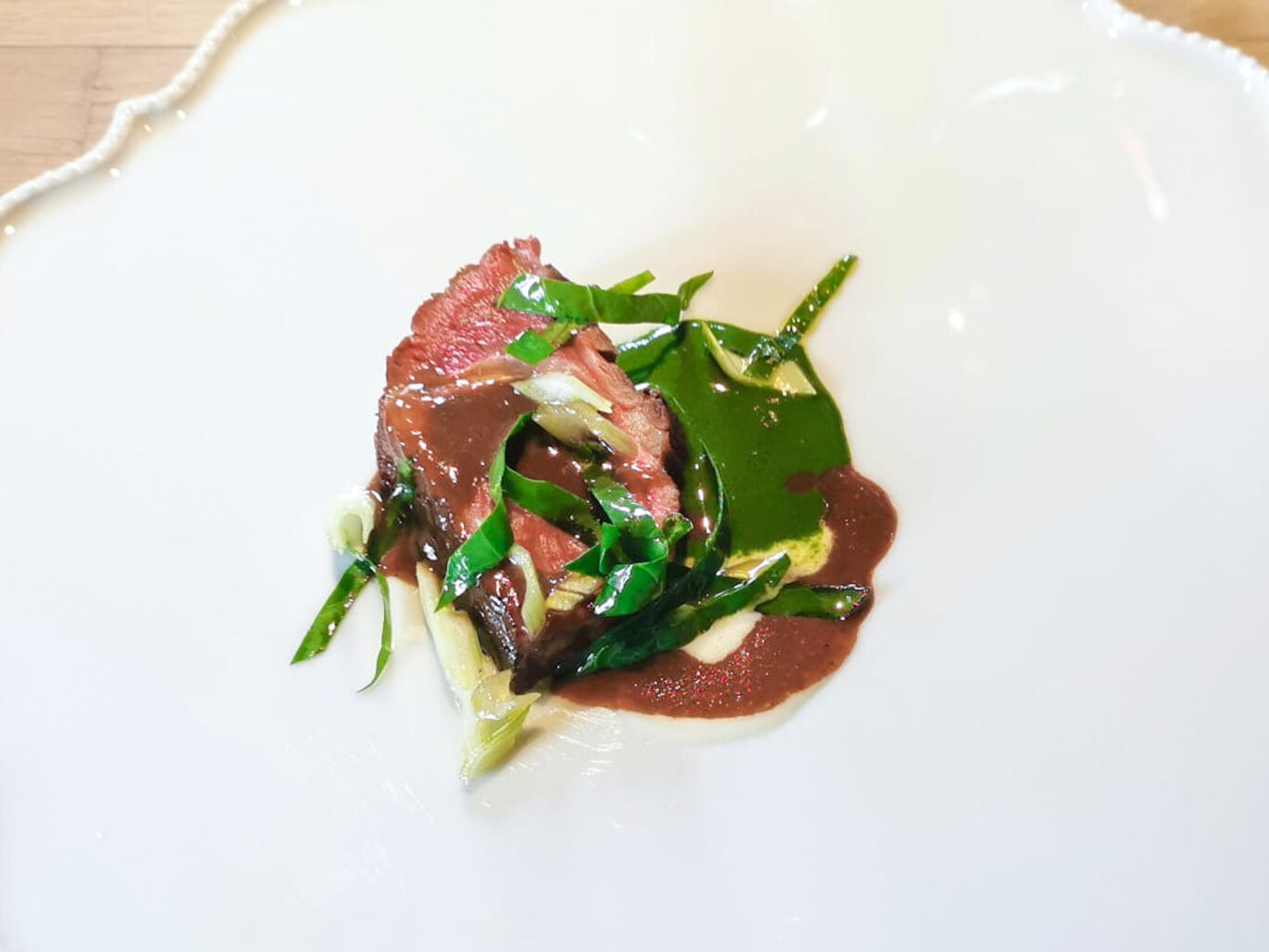 Pecora, ristretto di verdure, bietola e bergamotto del ristorante Il Piastrino.