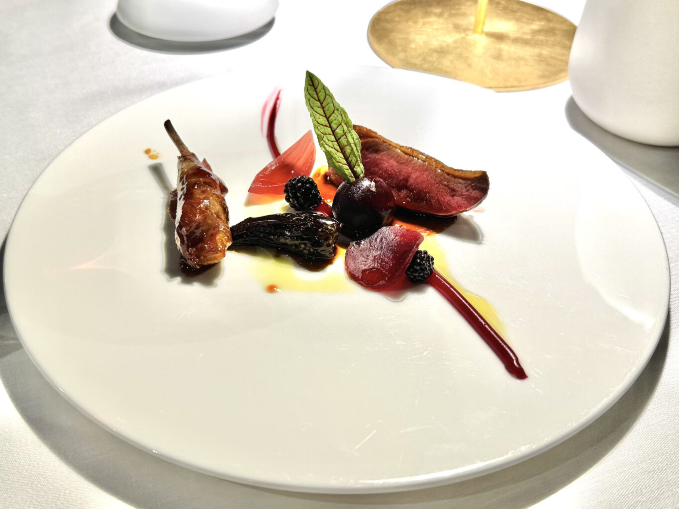 Piccione, spugnole, more sottaceto e rapa rossa del ristorante magnolia
