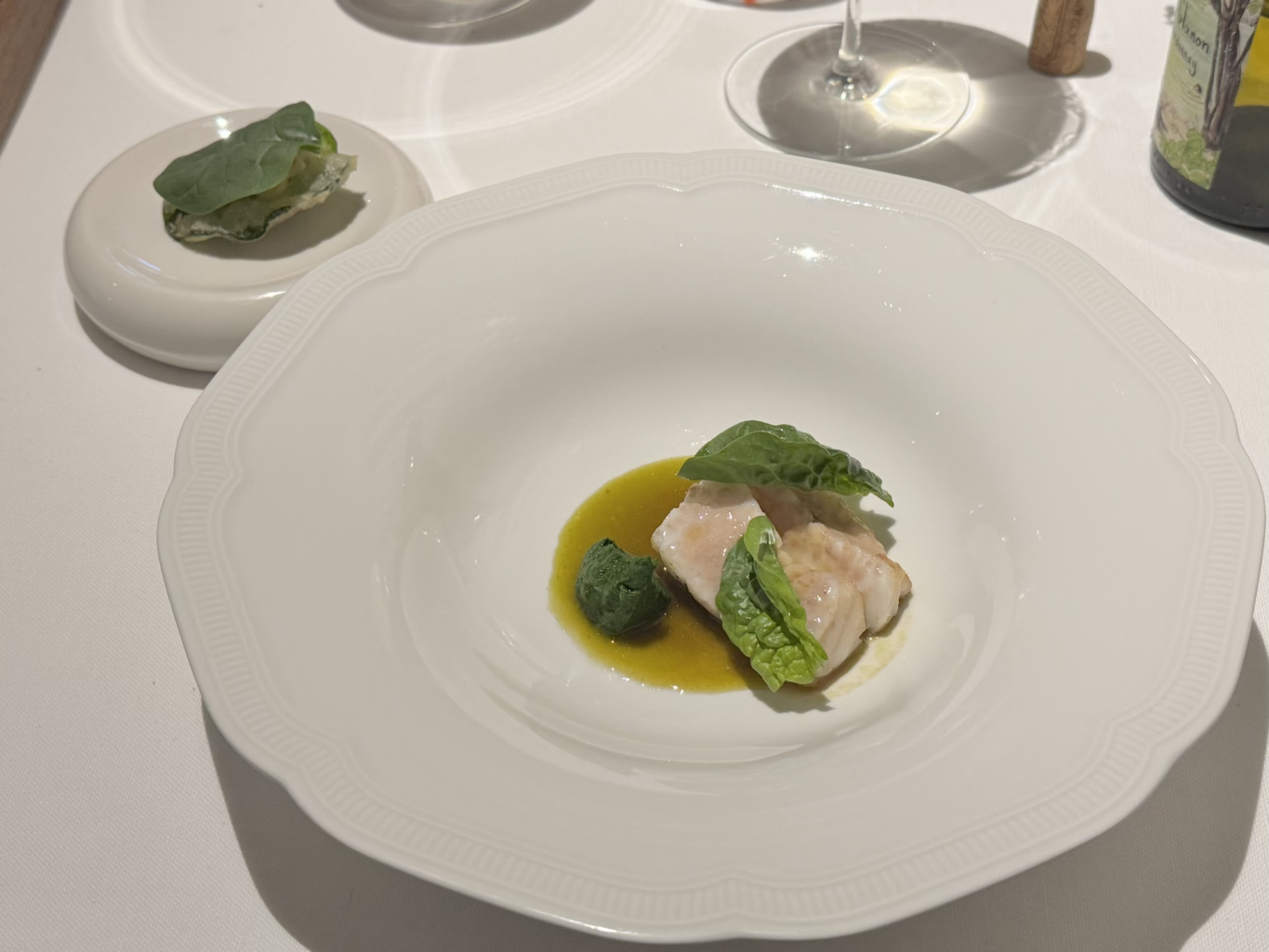 Rana pescatrice, pomodoro verde e spinaci (in doppio servizio).