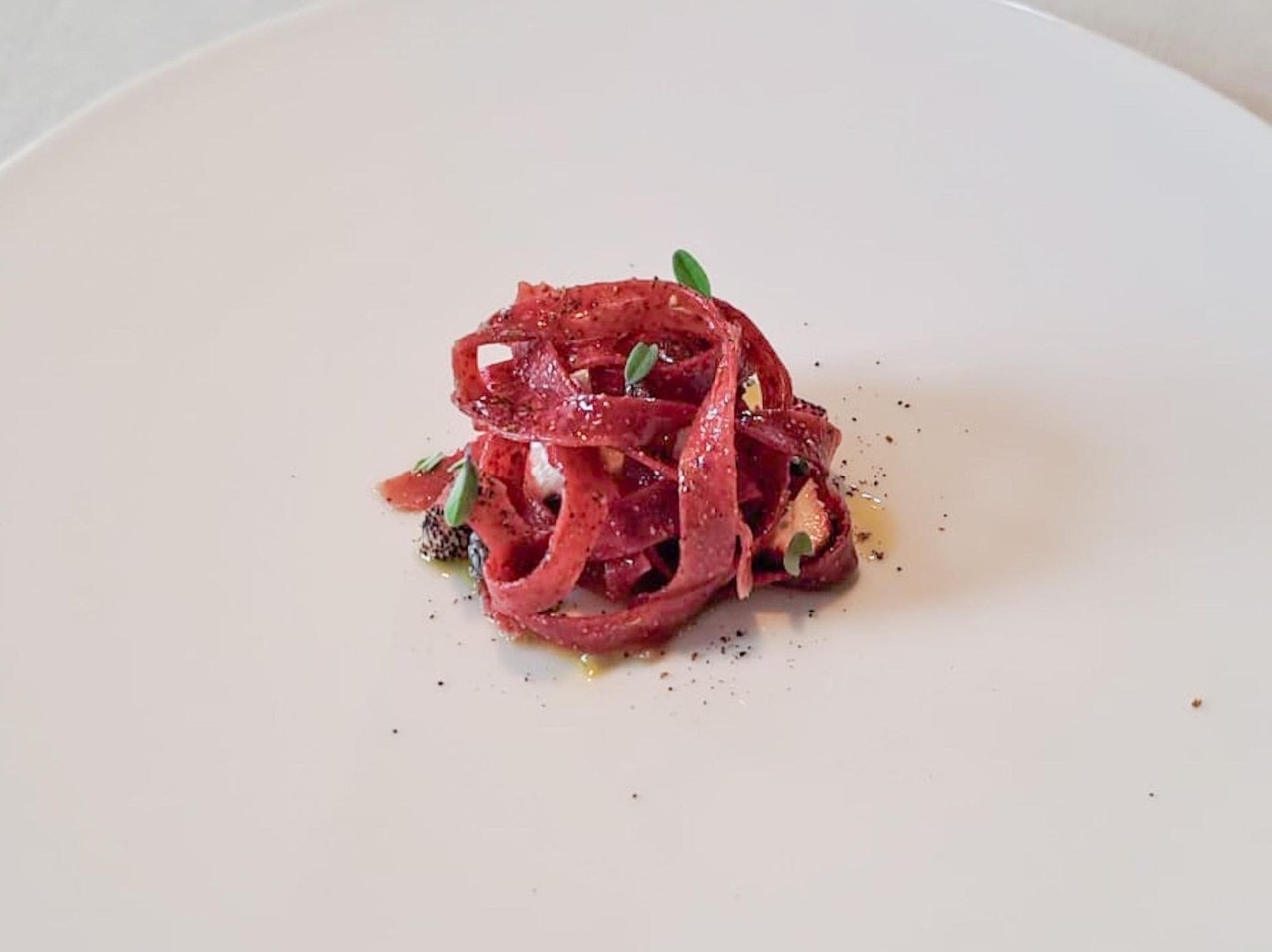 Tagliatella di rabarbaro e fragoline del ristorante All'Enoteca.
