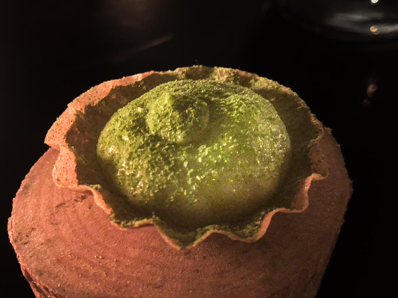 tartelletta con alga nori, spuma di avocado e polvere di coriandolo