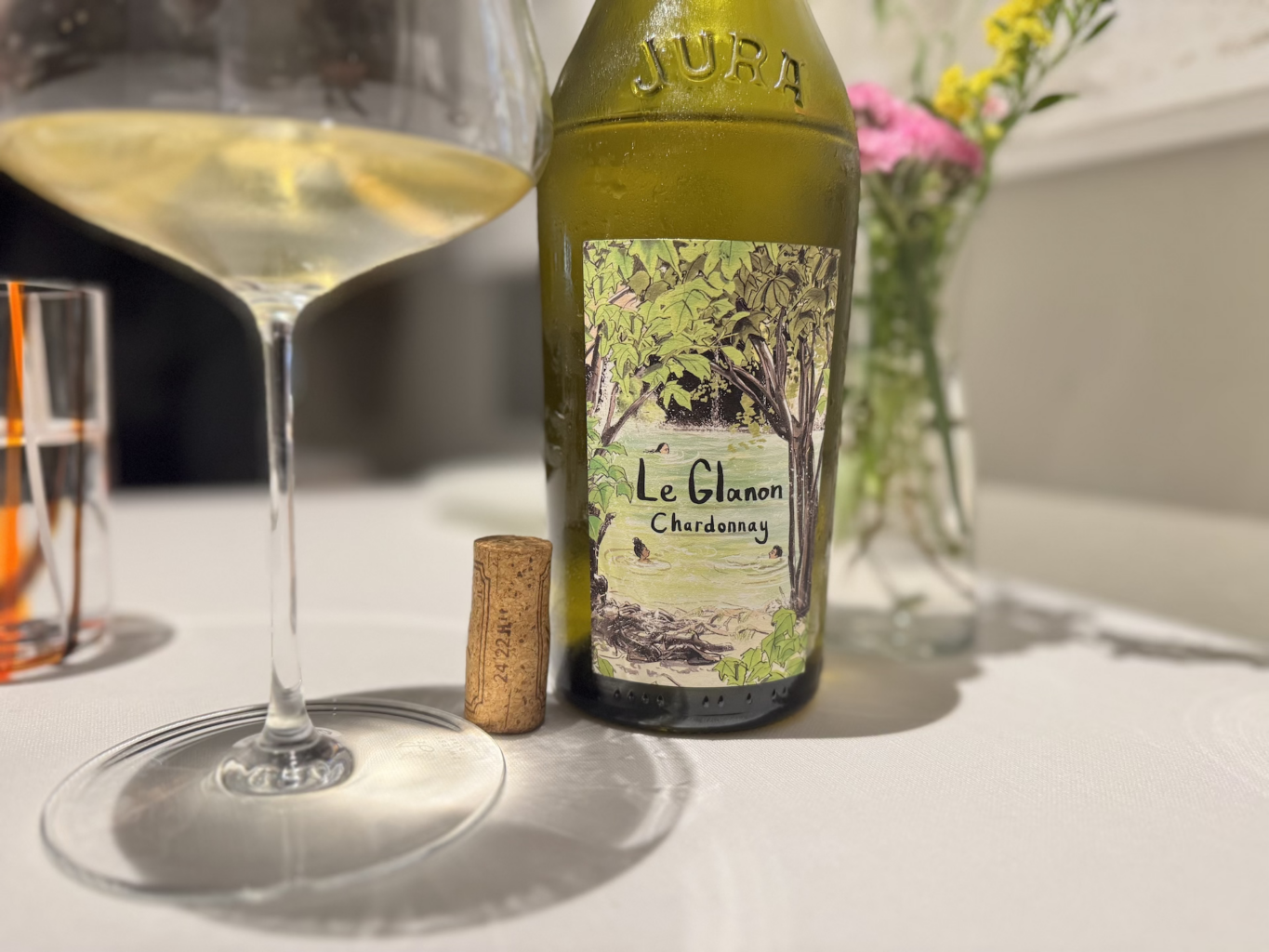 Accompagna il nostro pranzo un interessante vino naturale dello Jura, 100% chardonnay, leggermente salato, agrumato, burroso, con note di scorza di limone e popcorn.
