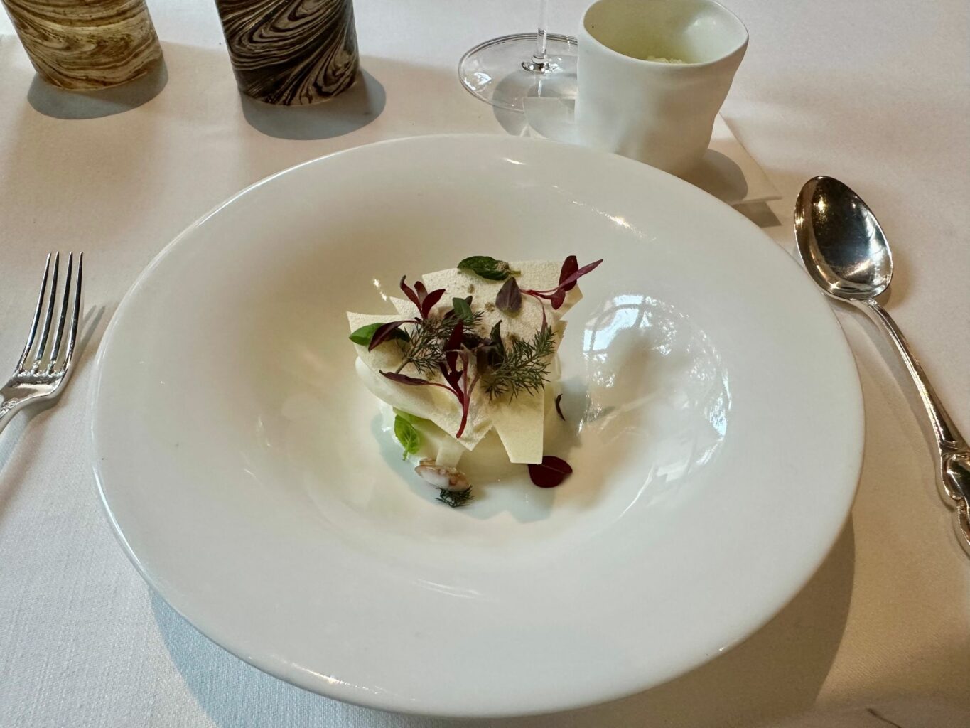Yogurt, sedano, mela verde e cioccolato bianco del ristorante Glam.