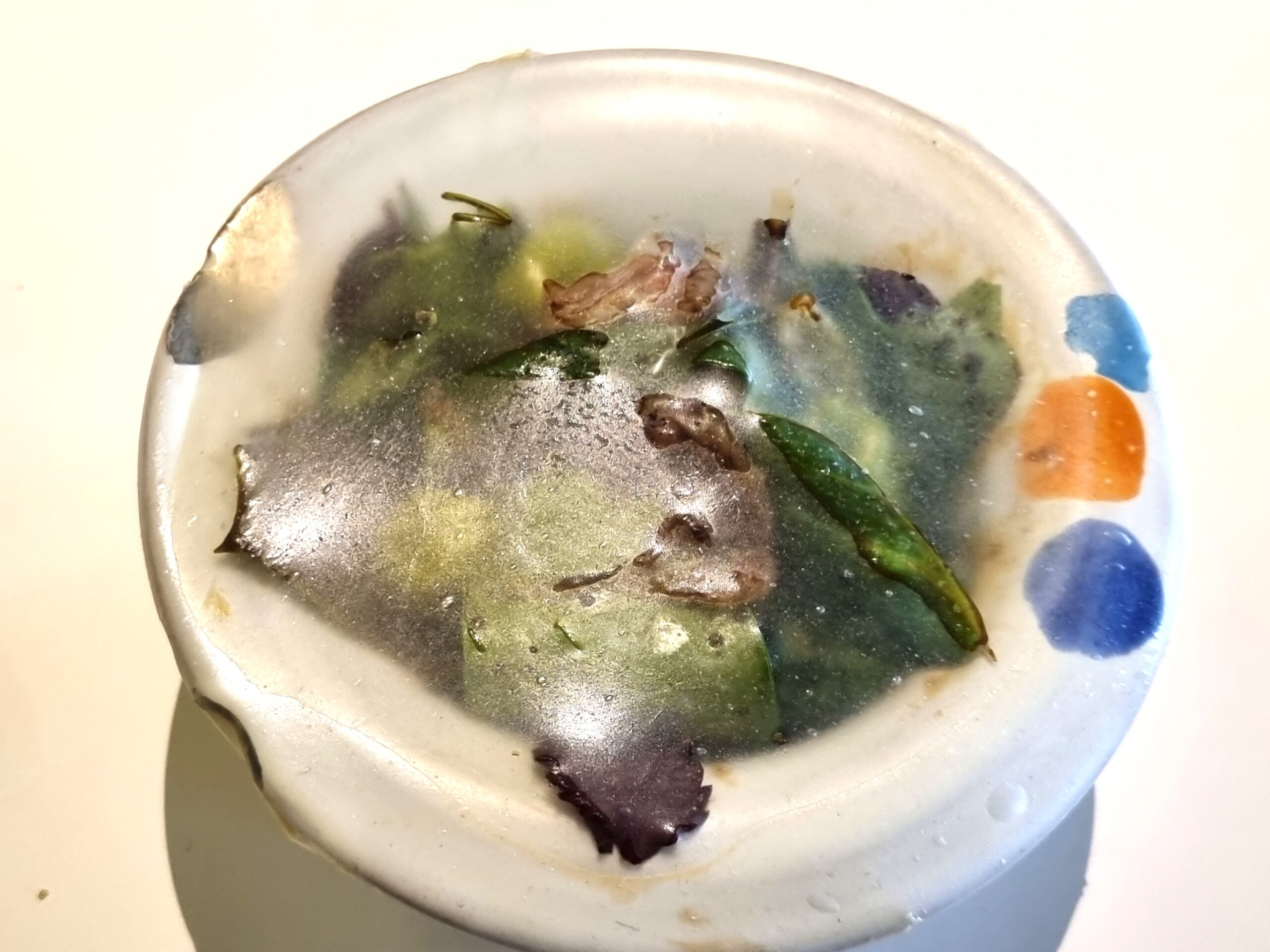 Insalata e plastica edibile: 25 tipi diversi di vegetali e finta plastica ricavata dalla lavorazione dell'amido.