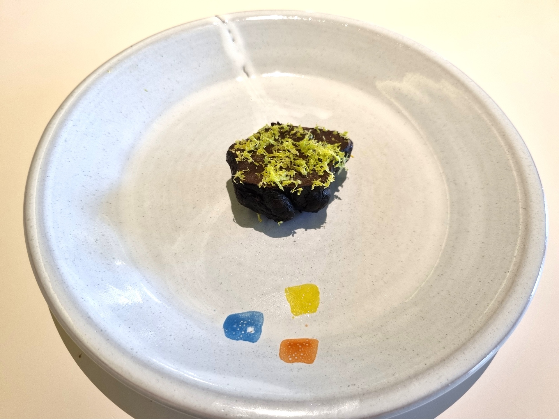 Topinambur nero, lime a sale di Maldon del ristorante Aqua Crua.