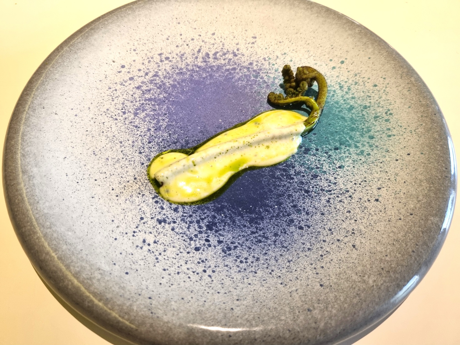 Germoglio di felce selvatica, mandorla e fico del ristorante Aqua Crua.