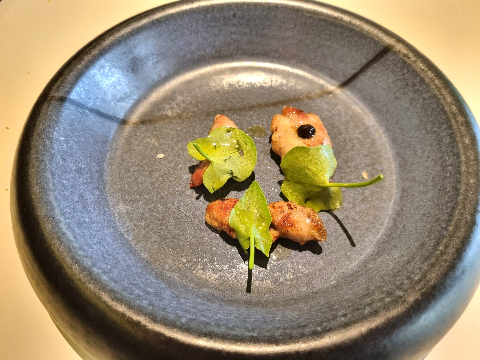 Animella di abbacchio, funghi e acetosella del ristorante Aqua Crua.