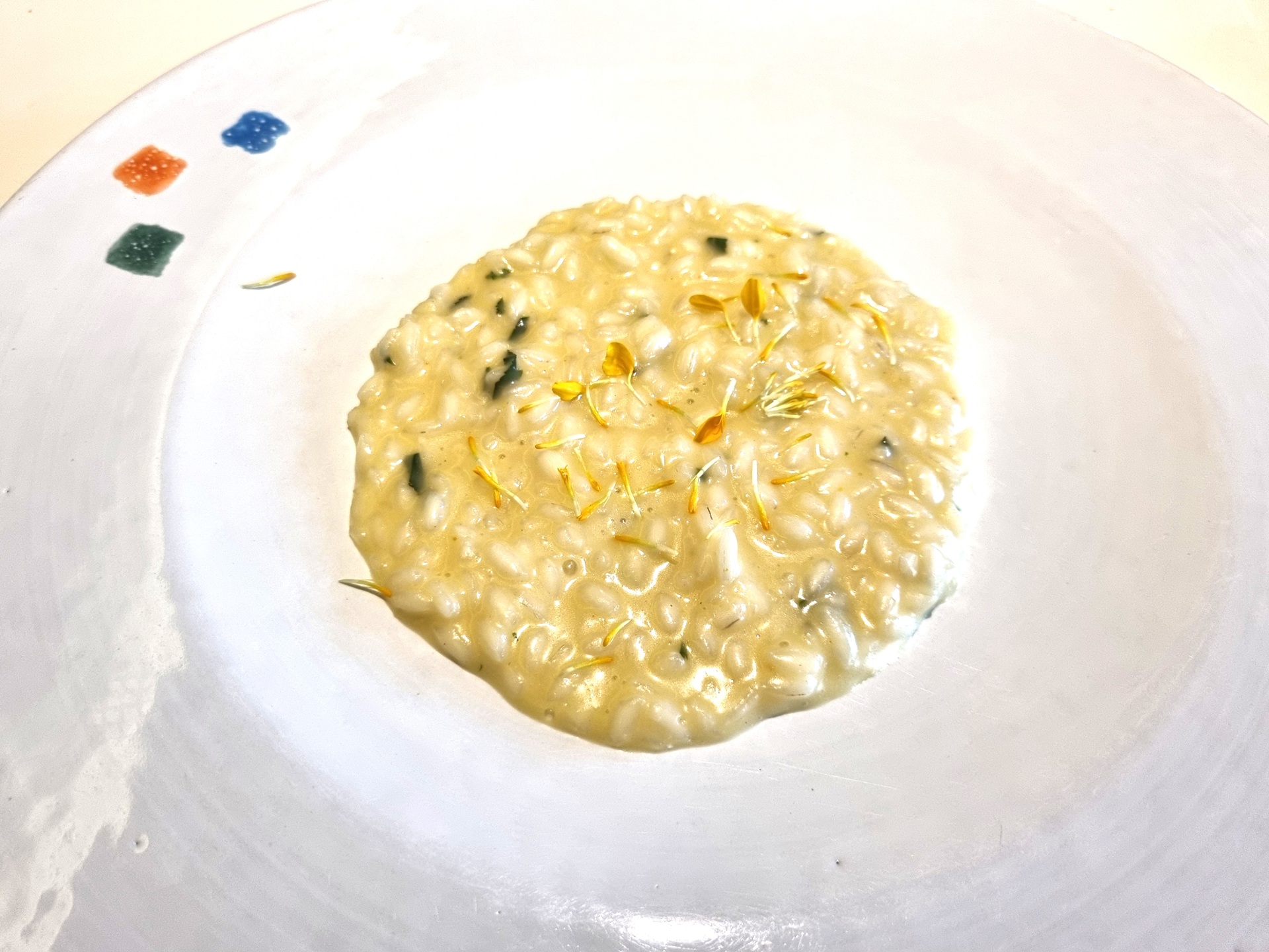 Risotto al tagete, zenzero, acqua di cozze e lime del ristorante Aqua Crua.