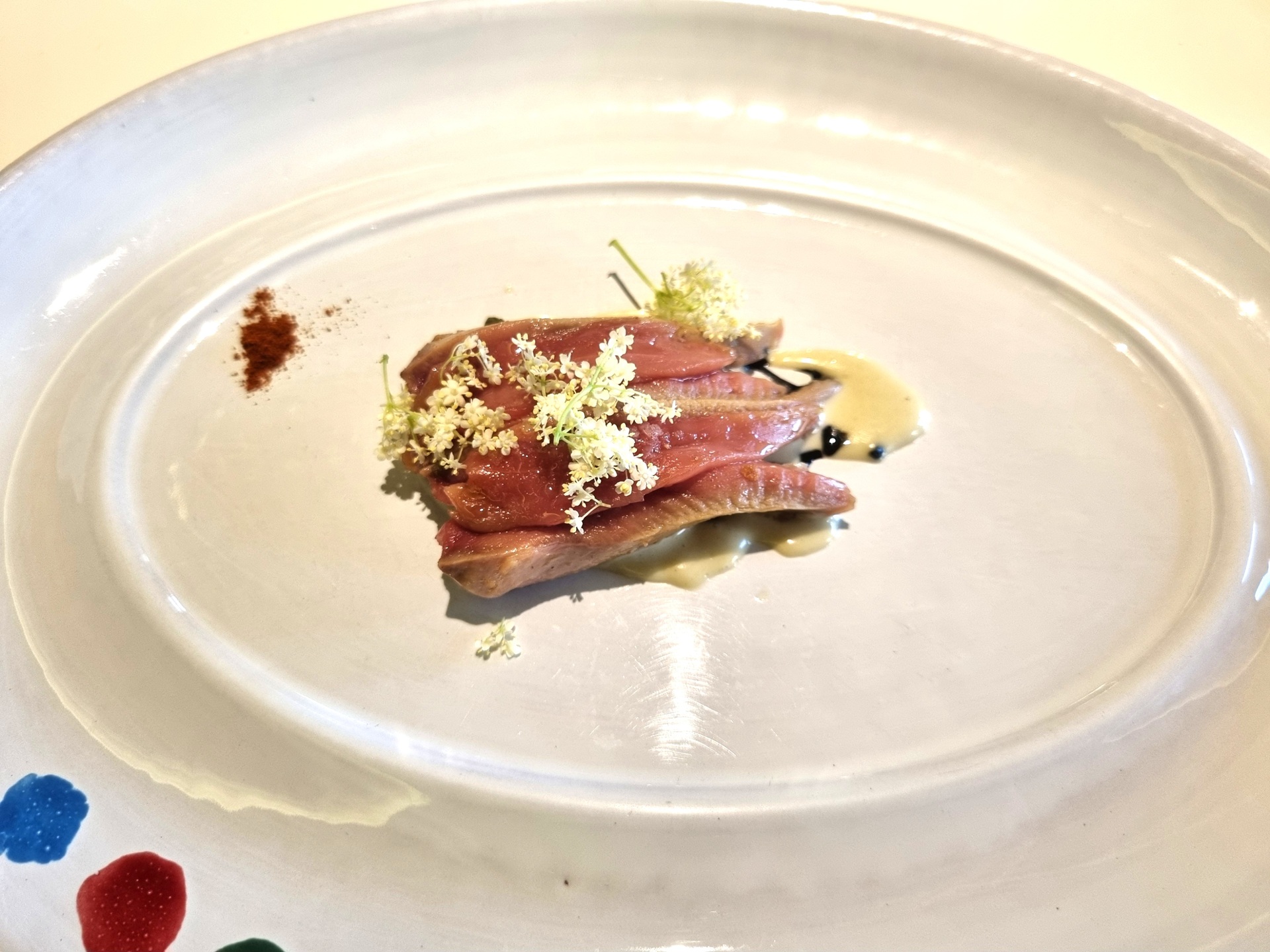 Pavoncella, aglio orsino, sambuco, scopeton, paprika e aglio orsino.