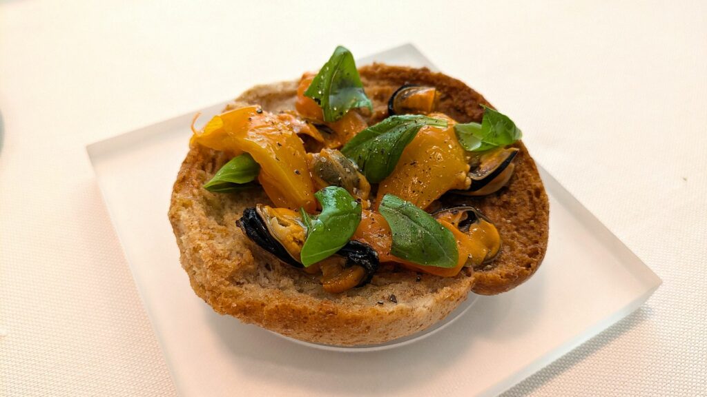"Lenitivo" con frisella, pomodoro del piennolo e cozze del ristorante Cucina Rambaldi.