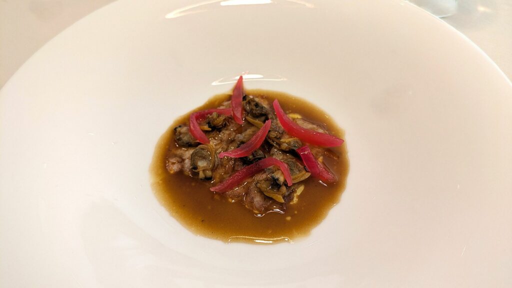 Animella, vongole e cipolla in ceviche del ristorante Cucina Rambaldi.