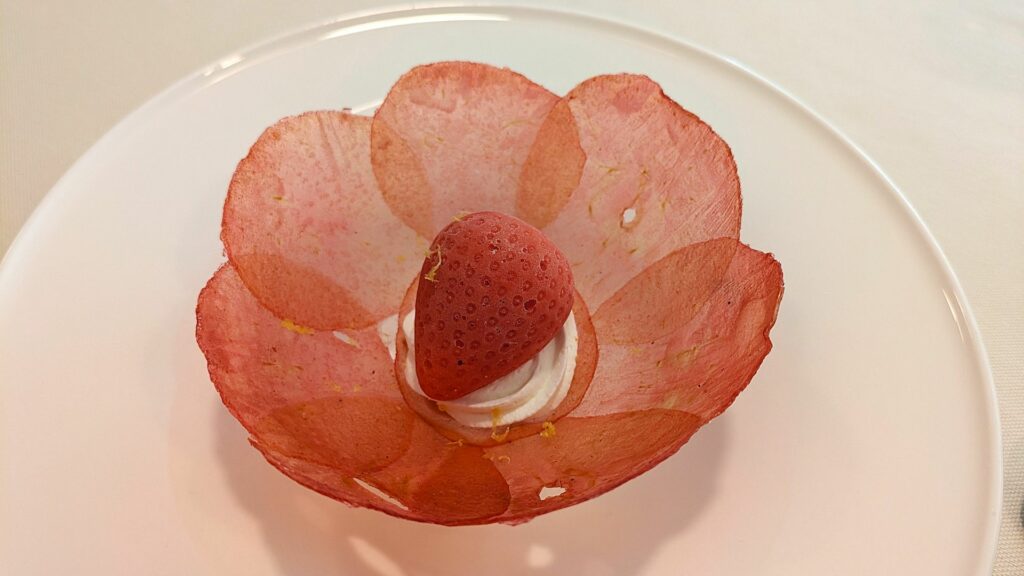 Mela e fragole del ristorante cucina Rambaldi.