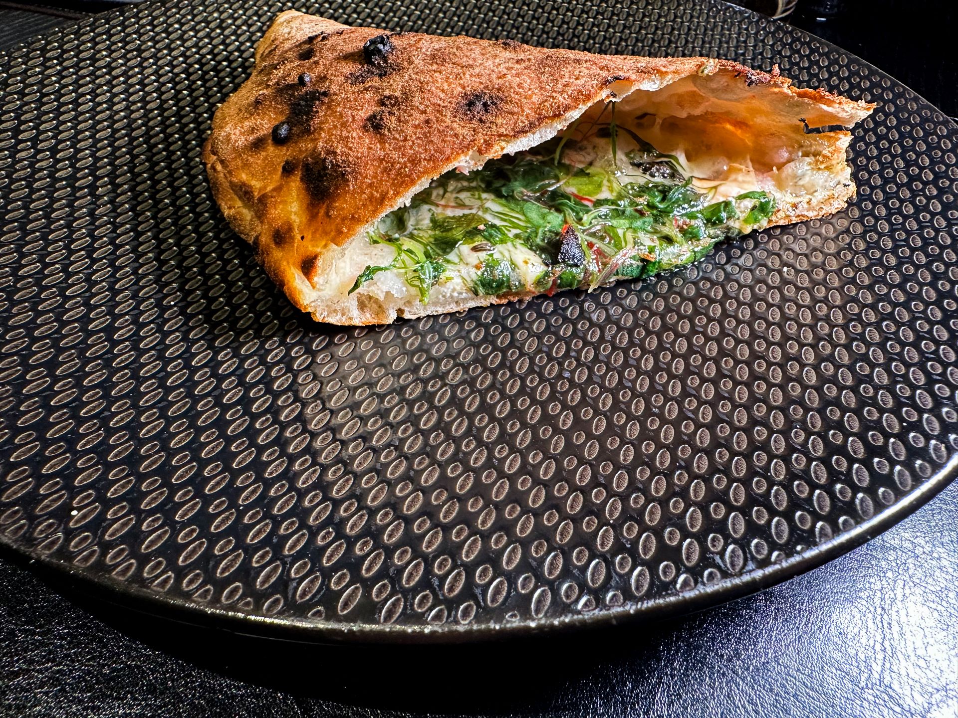 16 erbe spontanee, caciocavallo di Agnone, ricotta e blu di bufala all’arancia de I Masanielli di Francesco Martucci.