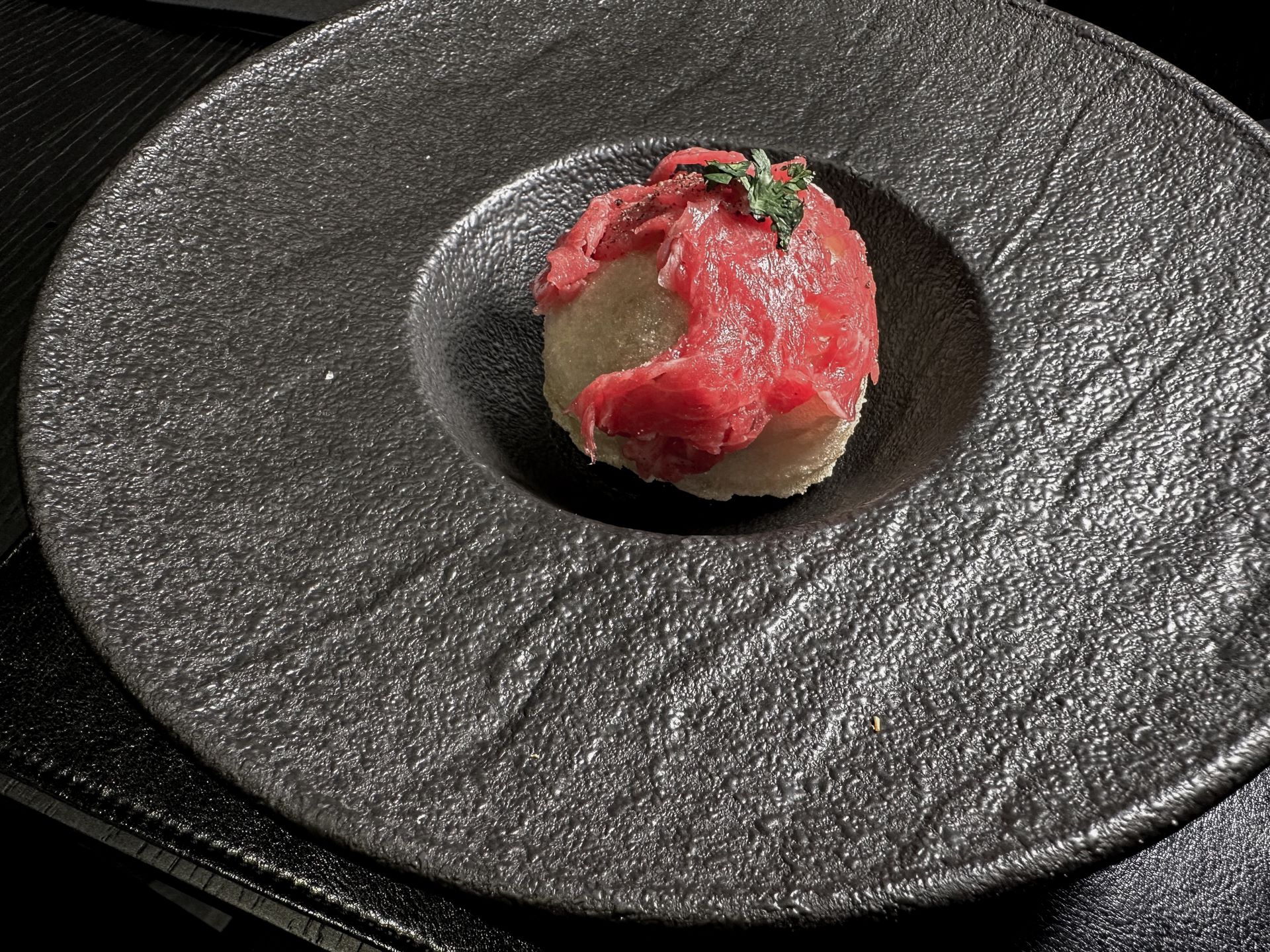 Come un vitello tonnato: montanara di pasta cresciuta ripiena di tonno rosso del mediterraneo, limone e basilico, carpaccio manzetta prussiana e coriandolo de I Masanielli di Francesco Martucci.