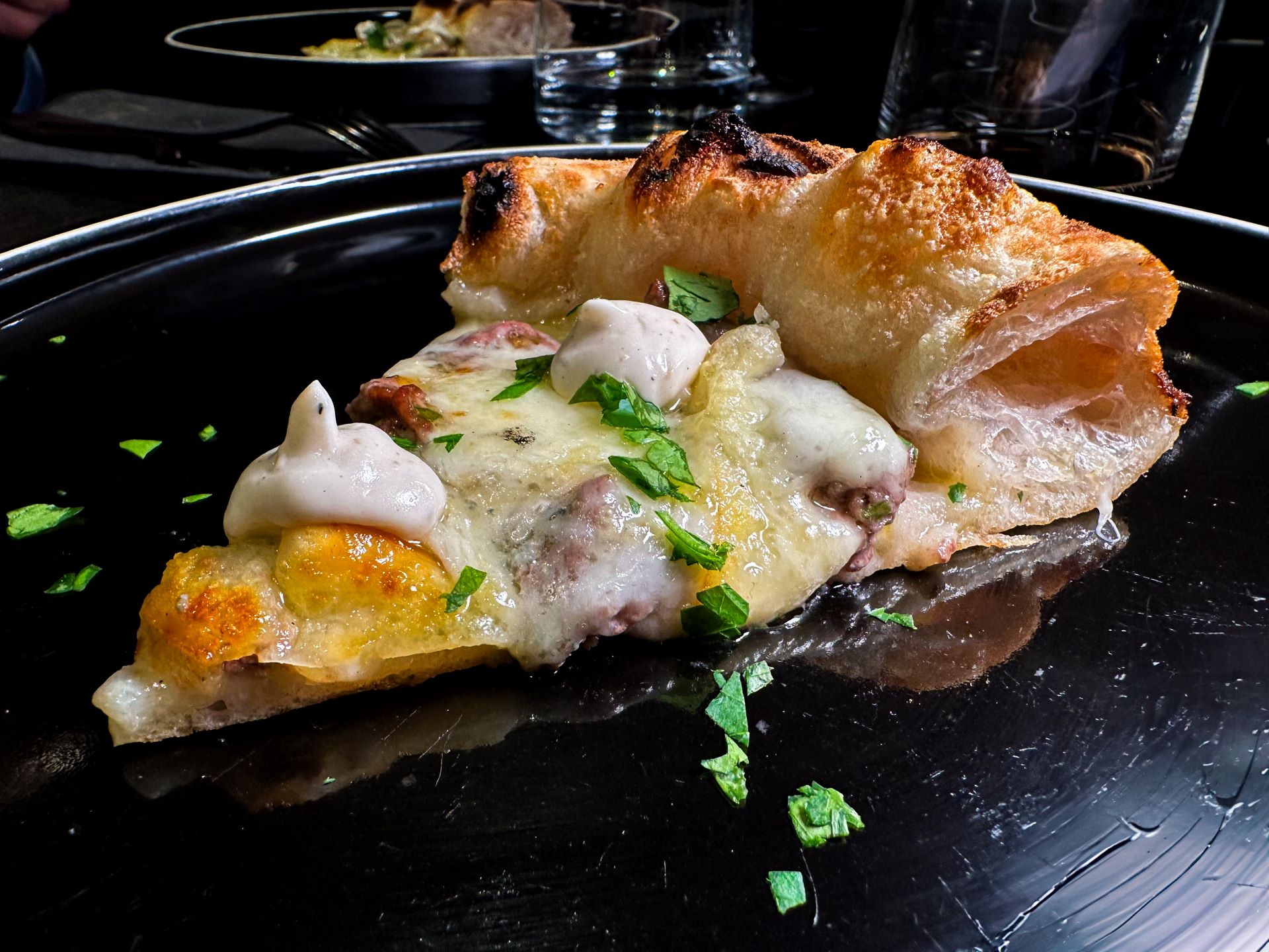 Una volta: natica di angus, fiordilatte, caciocavallo di Agnone, mousse di lime e prezzemolo, blu di bufala de I Masanielli di Francesco Martucci.