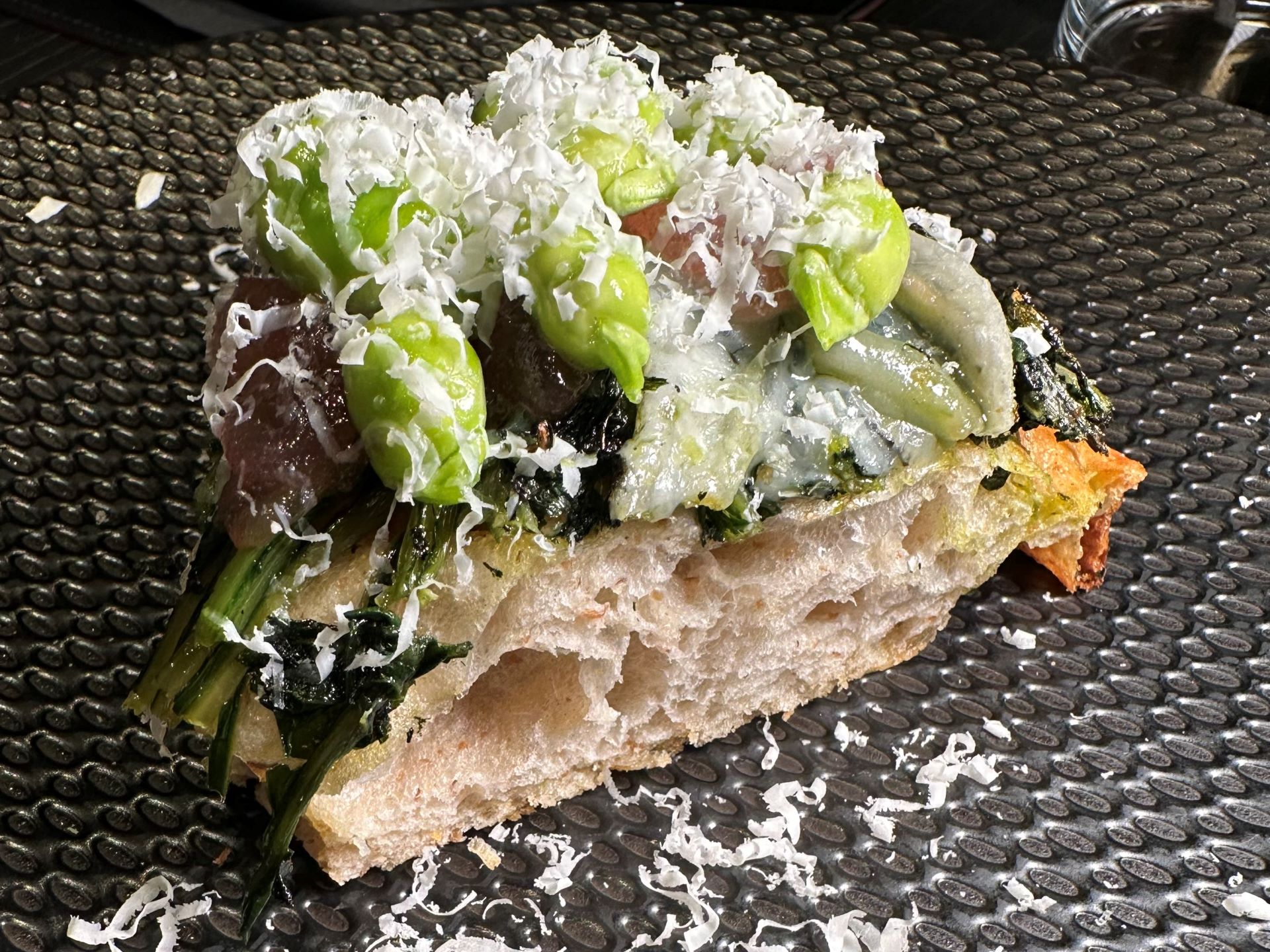 Fave e cicoria: cicoria arrostita, caciocavallo, marmellata di cipolla, fave fresche e pecorino di fossa.