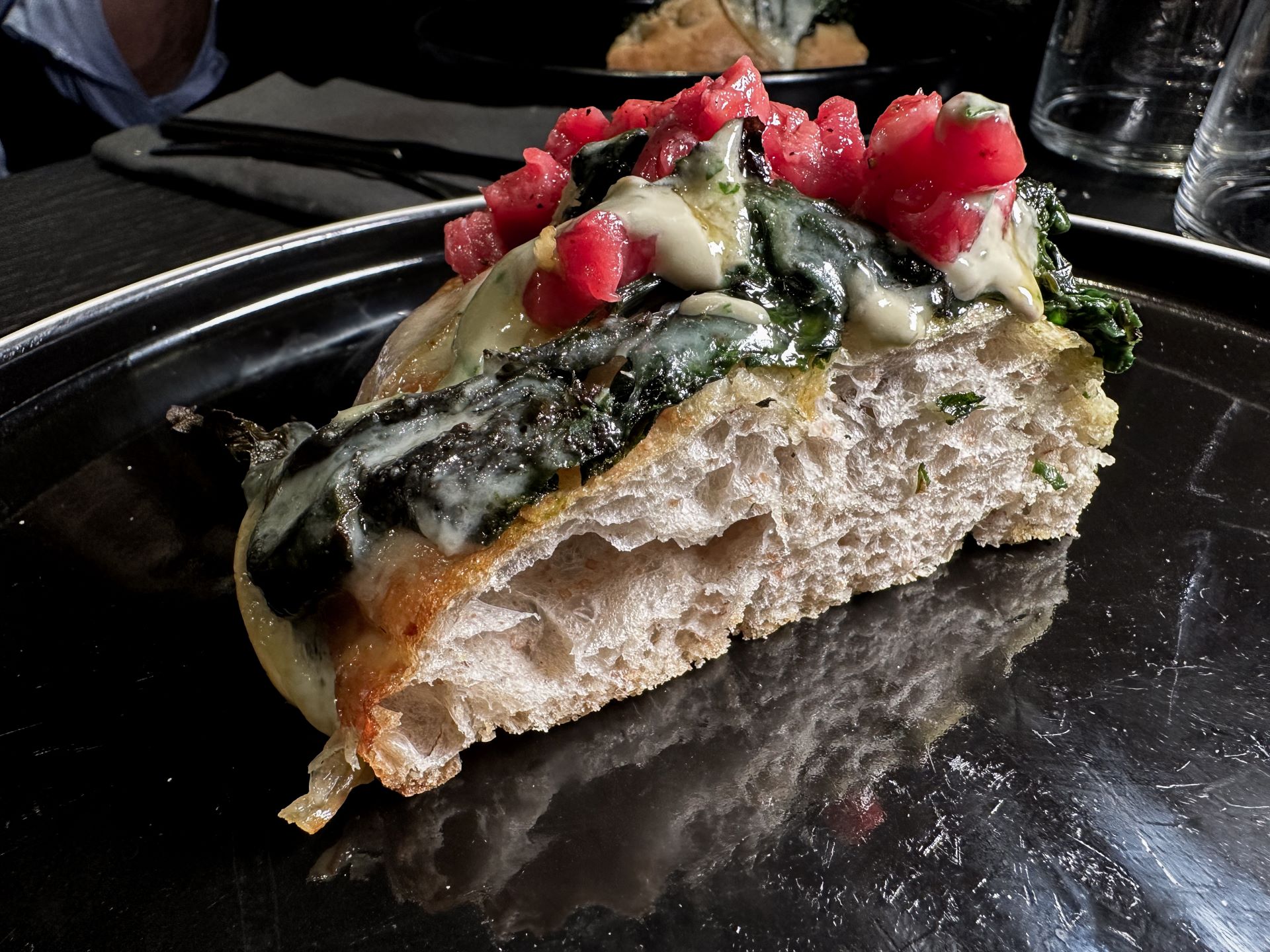 Spinaci al burro di Normandia, caciocavallo affumicato, tartare di angus campano, alice fermentata al limone, tuorlo d’uovo pastorizzato de I Masanielli di Francesco Martucci.