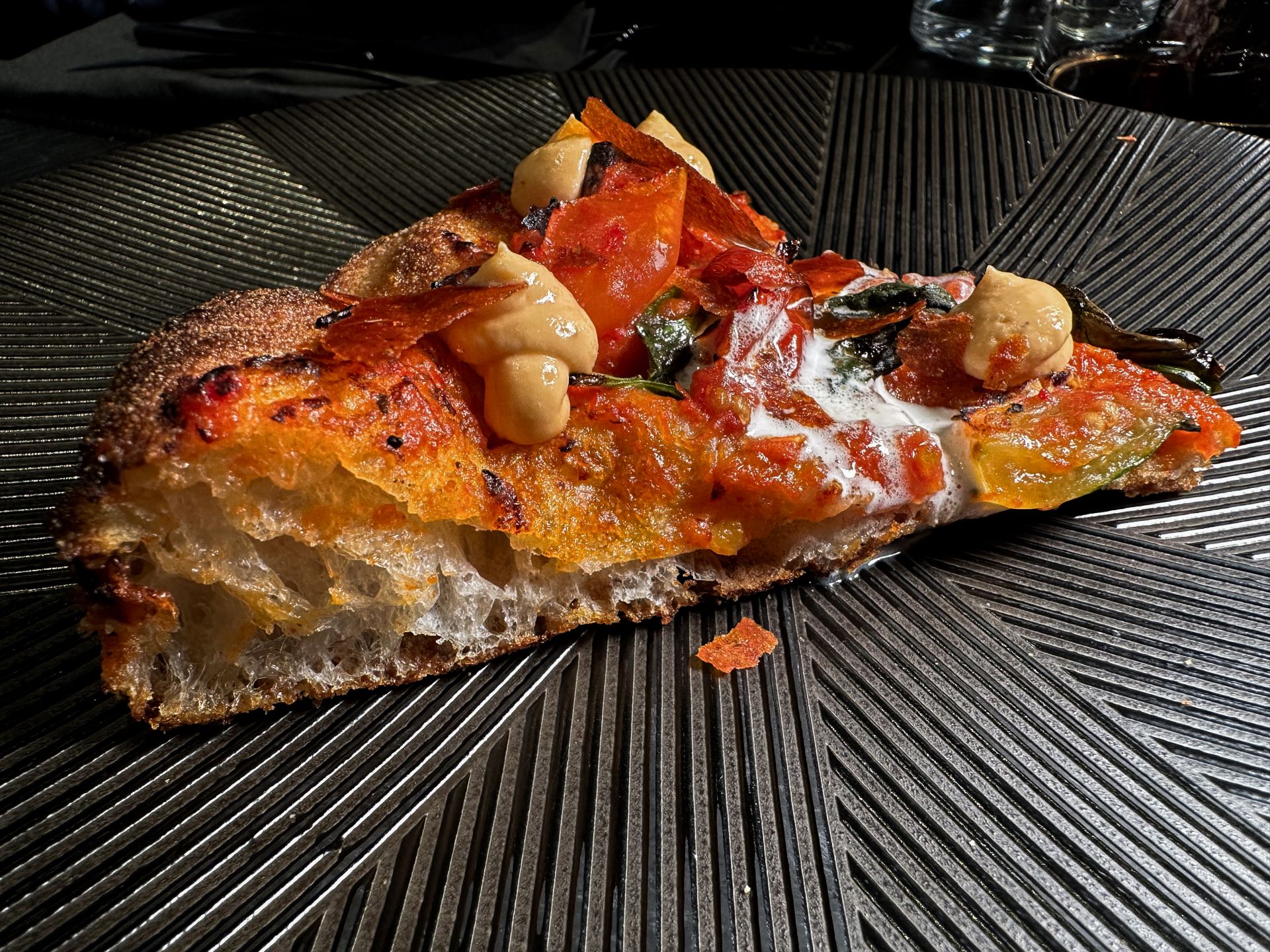 Pomodoro riccio in crema, San Marzano in chips, pomodoro del piennolo rosso e giallo, panna affumicata, pepe Sichuan e mousse di pomodoro San Marzano, pomodoro del piennolo secco e marmellata di pomodoro.