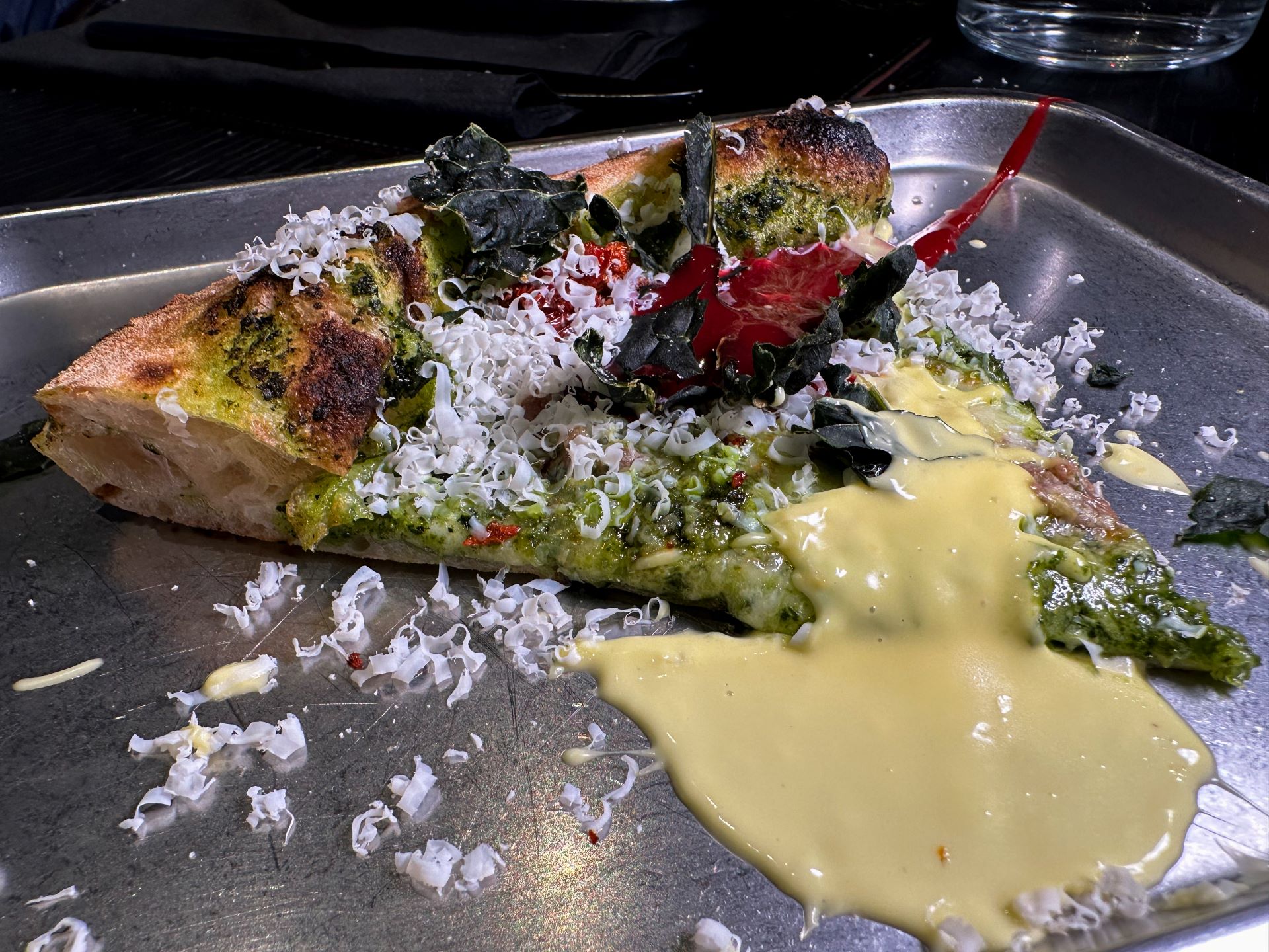 Ops come Massimo: cavolo nero in due consistenze (crema e croccante), fiordilatte, alice in cottura, purea di frutti rossi, purea di zafferano, ricotta di bufala dura de I Masanielli di Francesco Martucci.