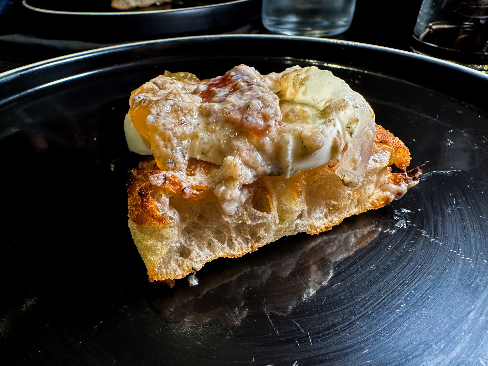 Bufala marinata nel Tosazu, marmellata rosa Ohara, camomilla e limone, grattugiata di ostrica de I Masanielli di Francesco Martucci.