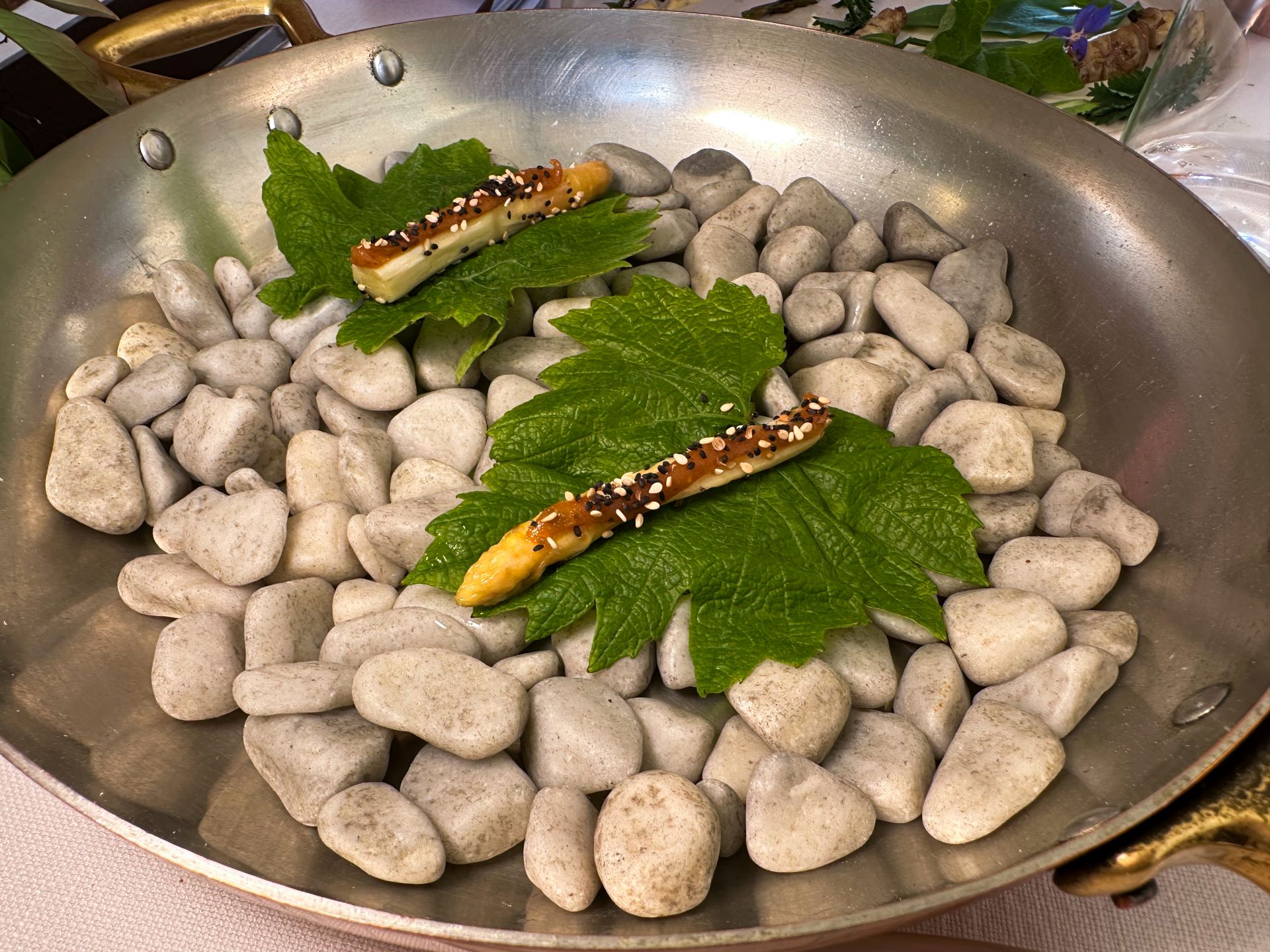 Asparago bianco di Bassano cotto in sospensione , miso di pane peperoncino e semi.