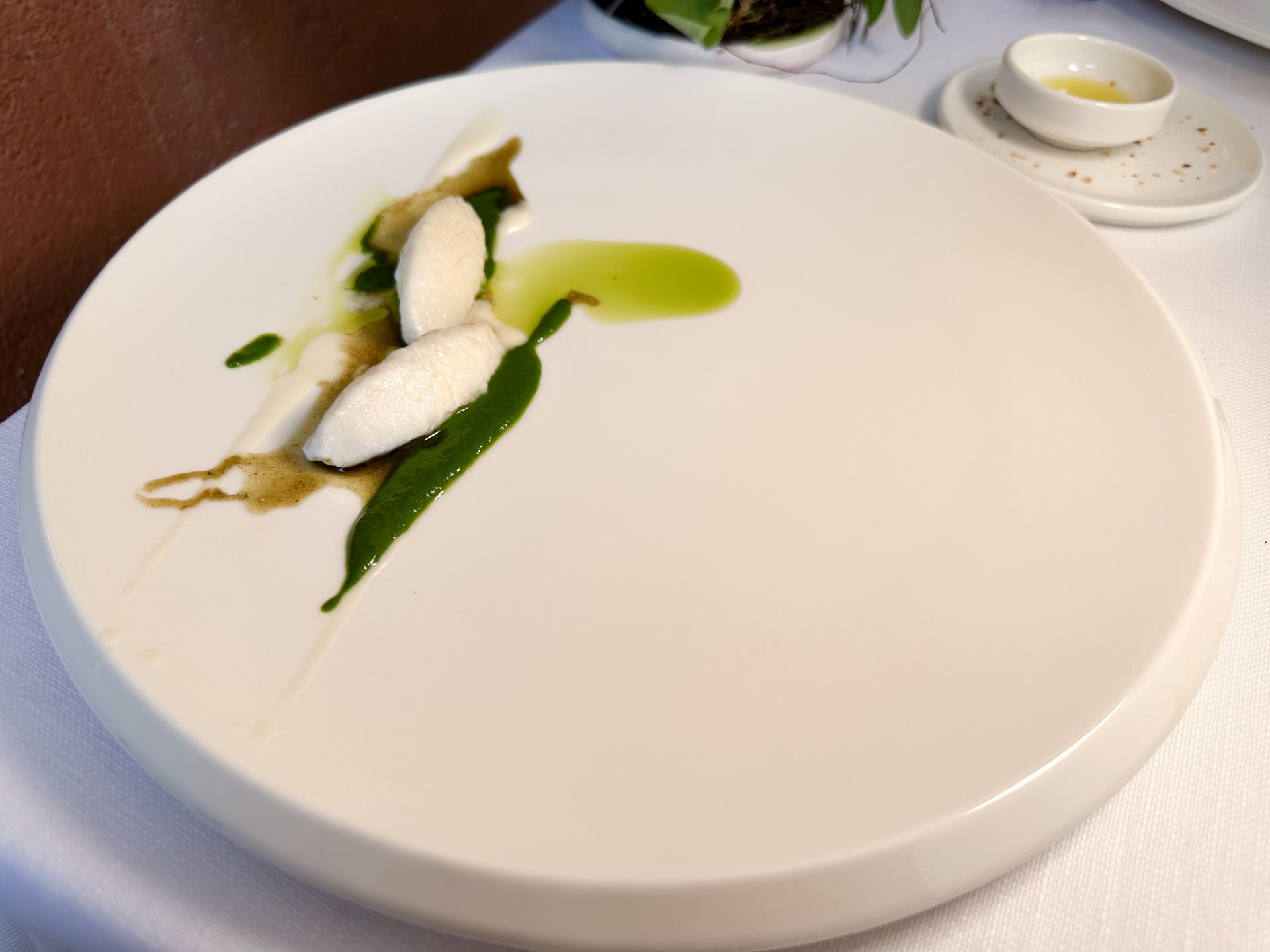 Ravioli malfatti di ricotta di capra della Valsabbia,
Grana padano 36 mesi, silene , foglia di vite , caramello di bieta. Un fantastico piatto del ristorante MoS.