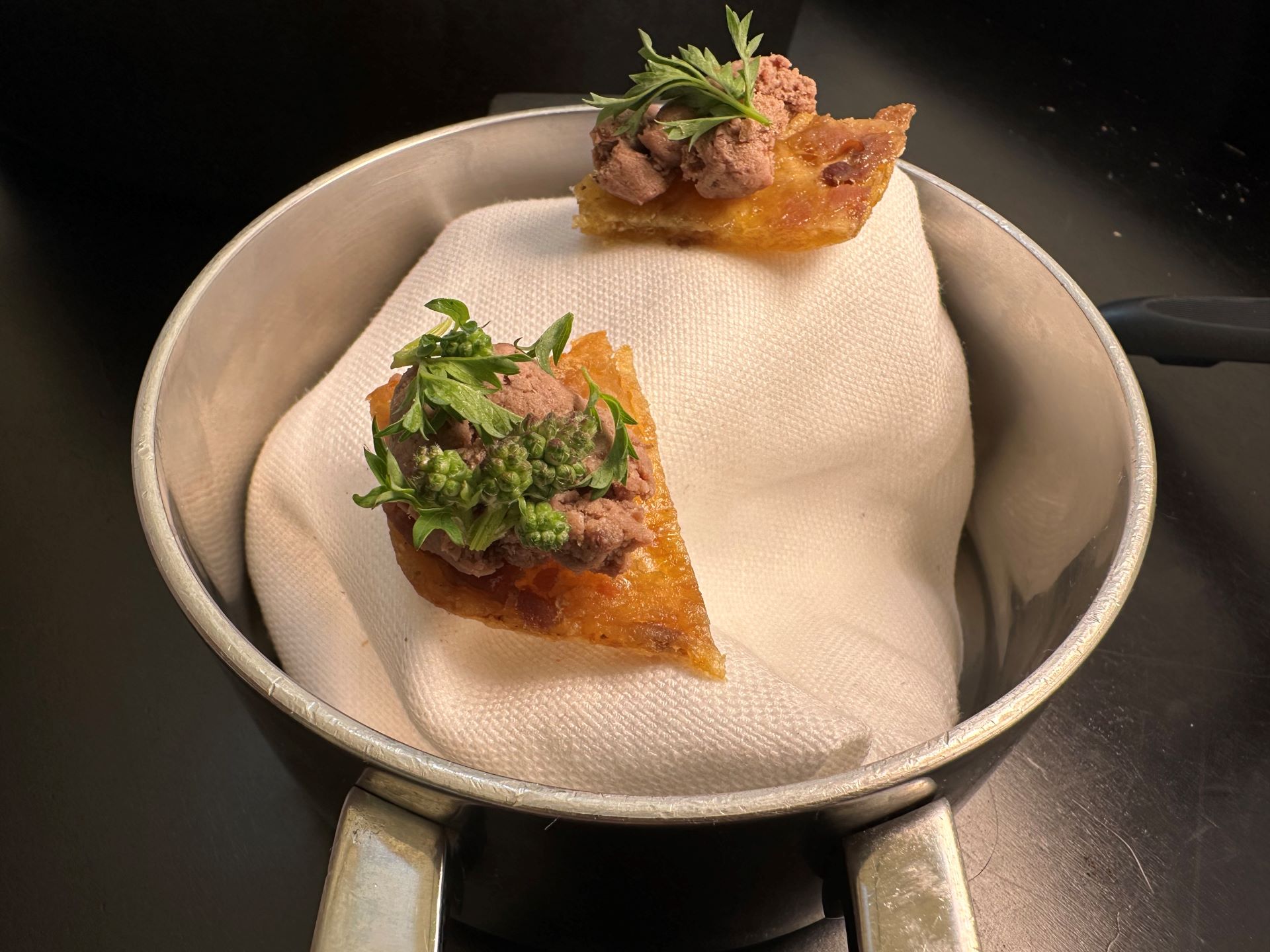 Pelle fritta di anatra e paté di fegatini, germogli di carota del ristorante MoS.